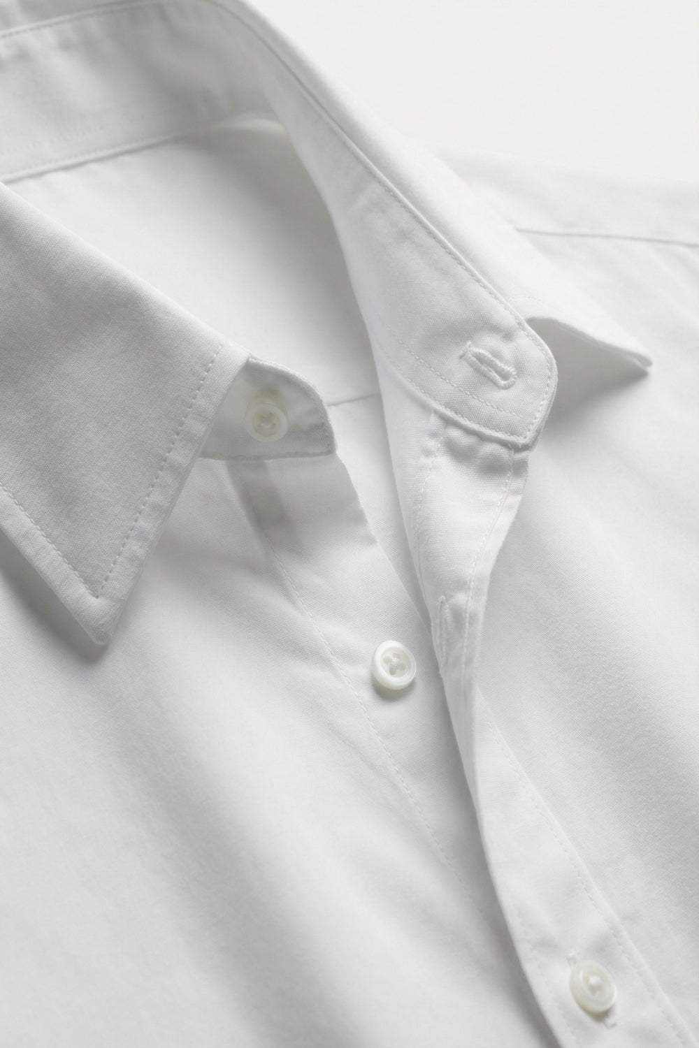 Chemise blanche à manches larges avec boutonnage sur le devant coupe oversize