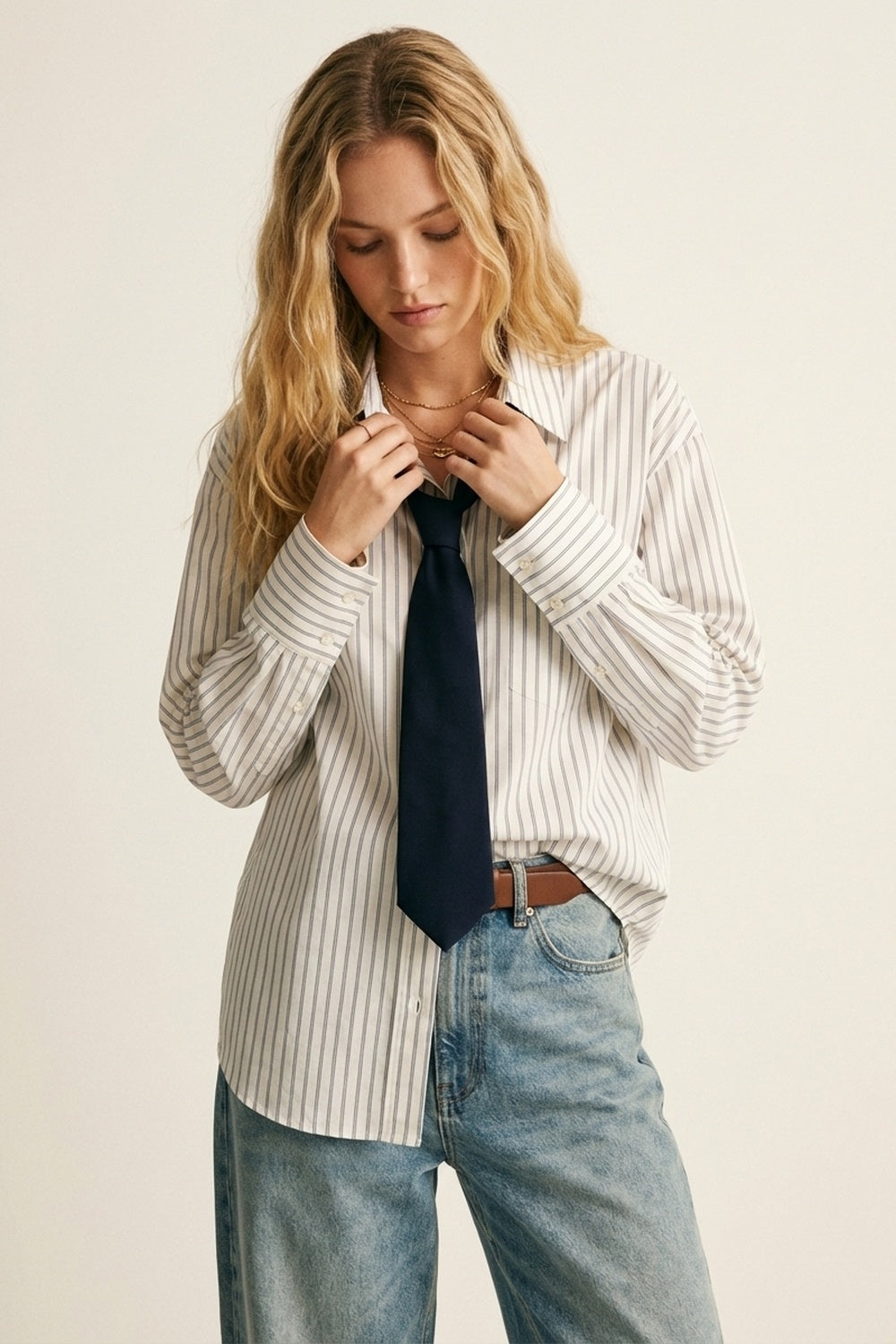 Q2 Chemise blanche à rayures avec détail de cravate