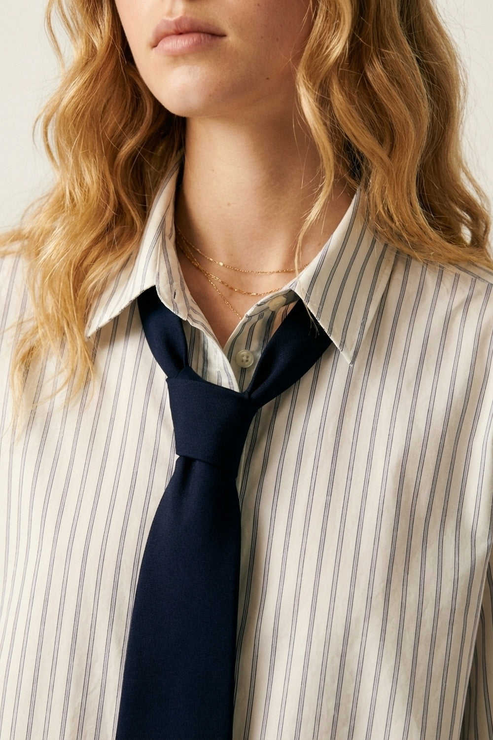 Chemise blanche à rayures avec détail de cravate
