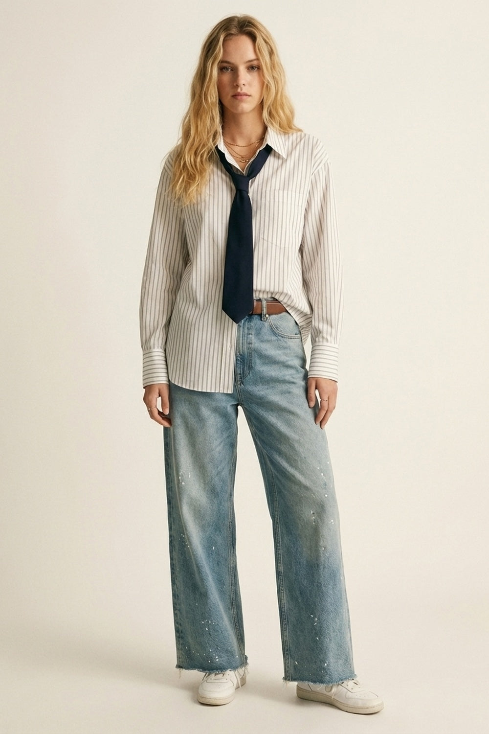 Chemise blanche à rayures avec détail de cravate