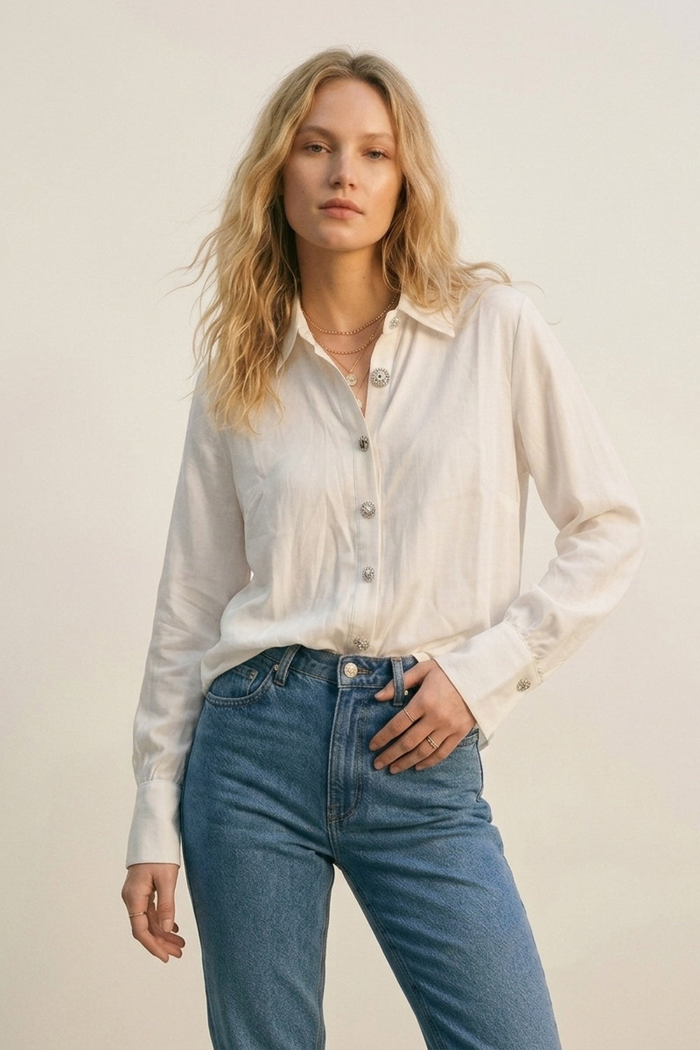 Chemise blanche classique à boutons et poignets apparents