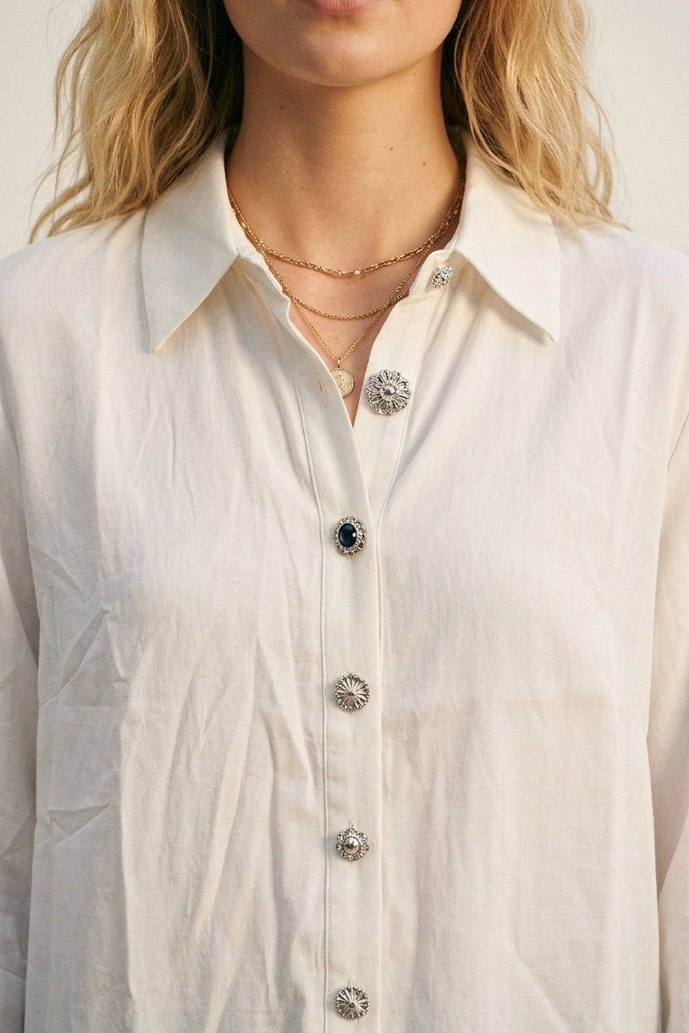 Chemise blanche classique à boutons et poignets apparents