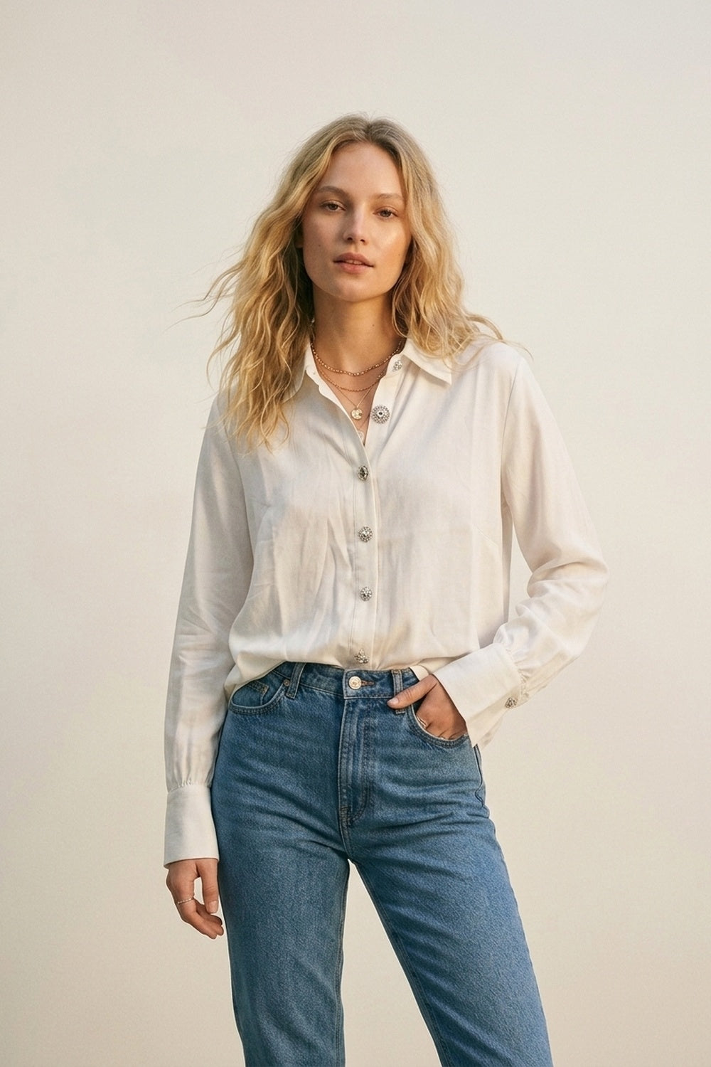 Chemise blanche classique à boutons et poignets apparents