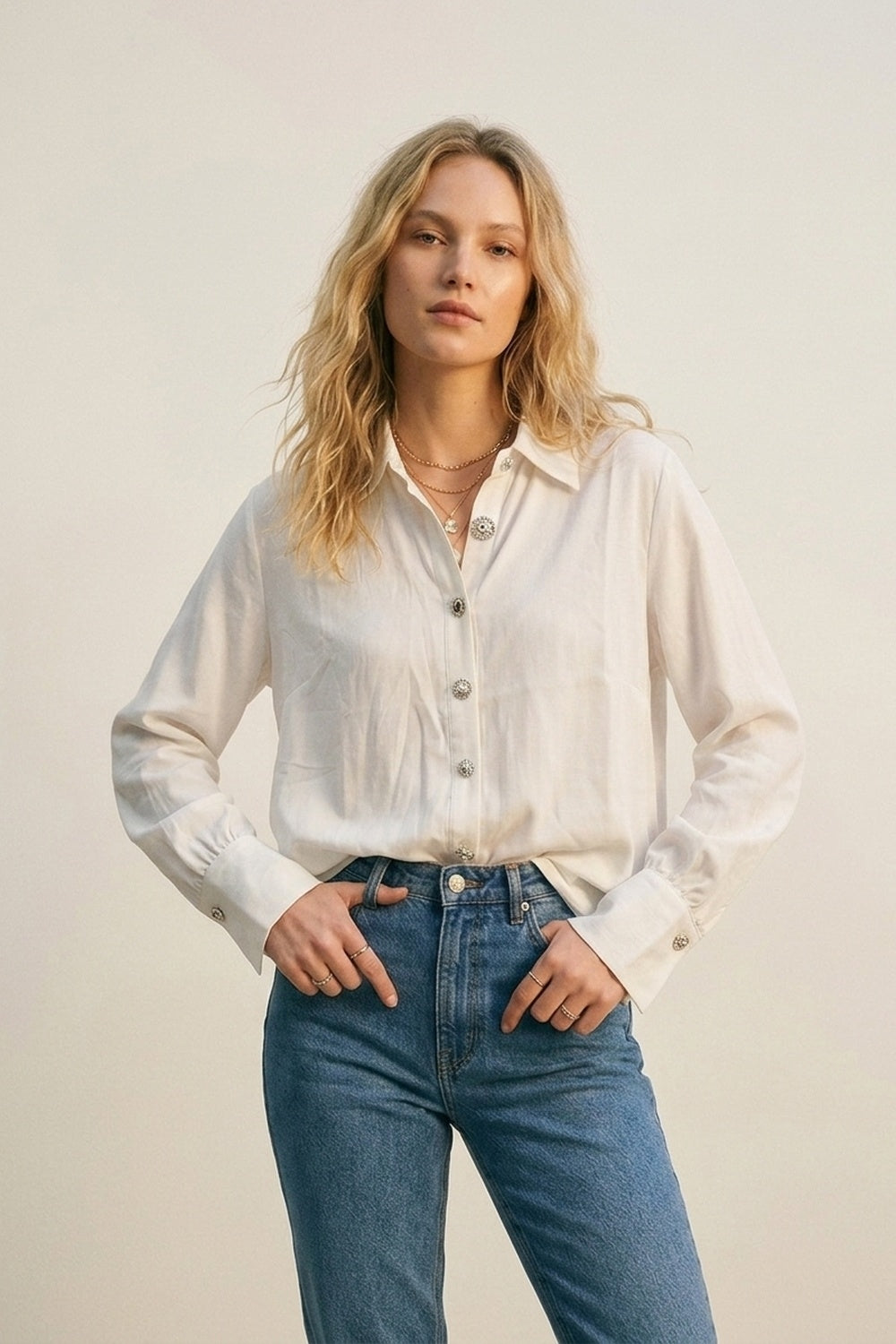 Q2 Chemise blanche classique à boutons et poignets apparents