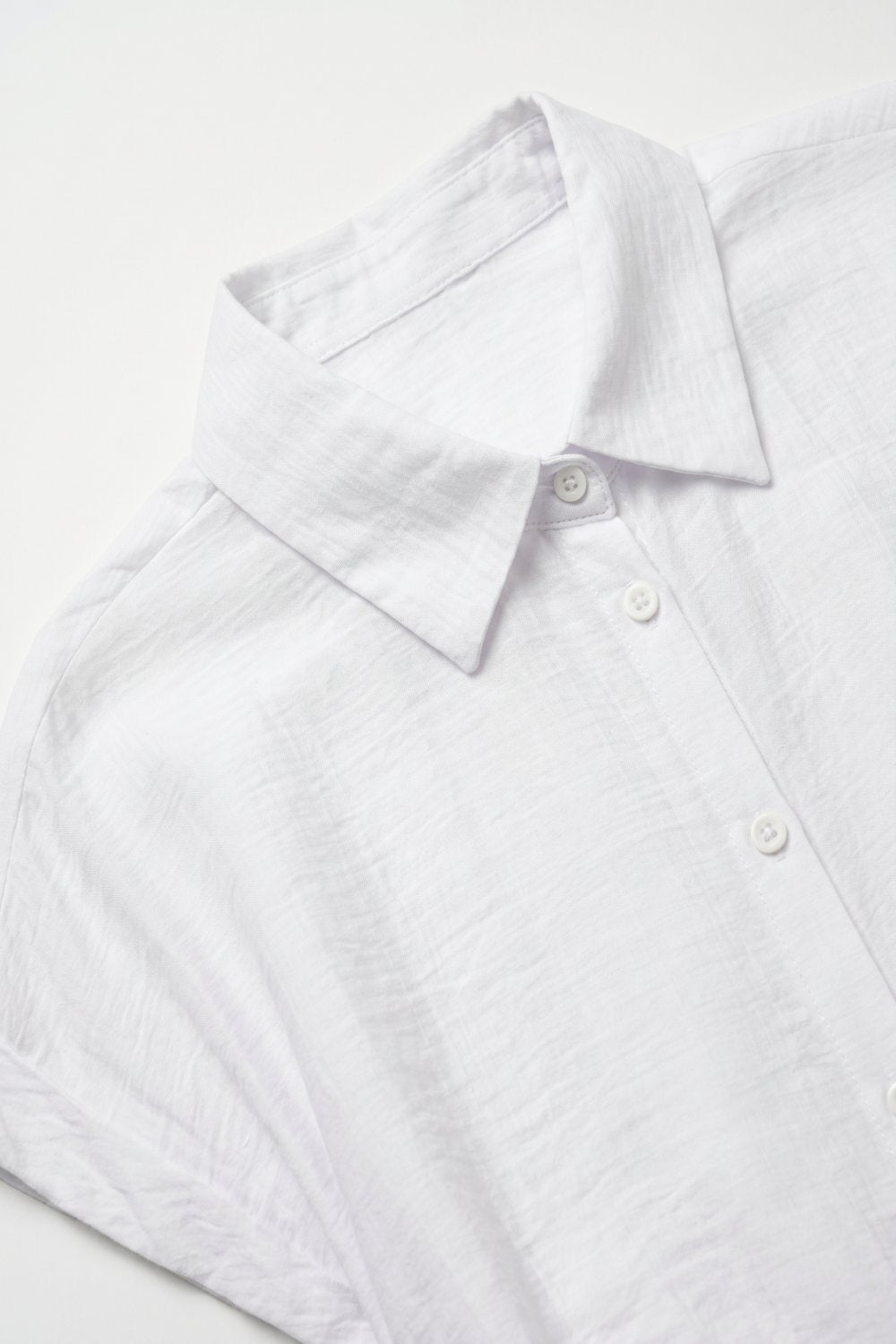 Chemise blanche légère en tissu tissé à manches courtes avec nœud à l'avant