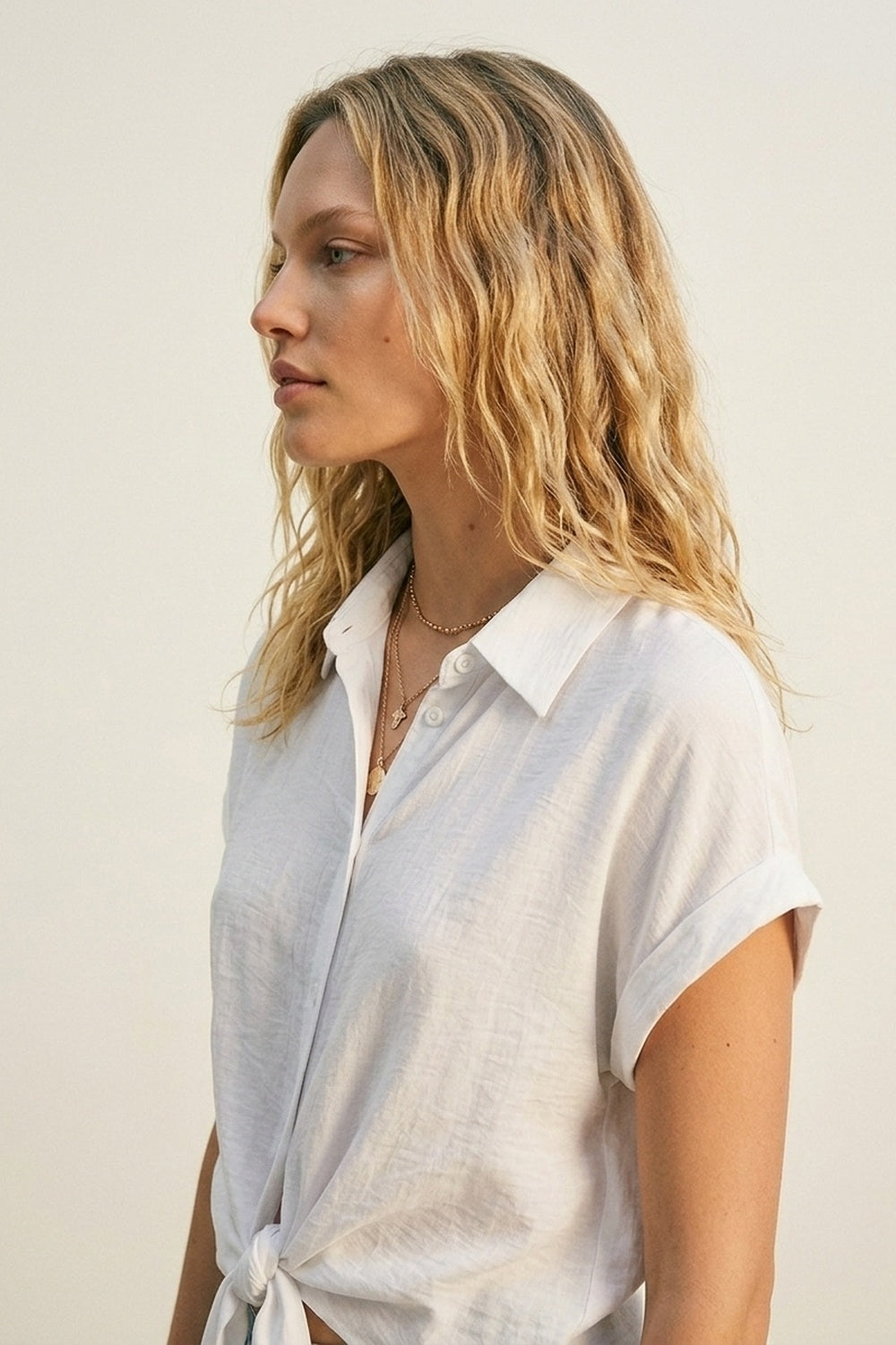 Chemise blanche légère en tissu tissé à manches courtes avec nœud à l'avant