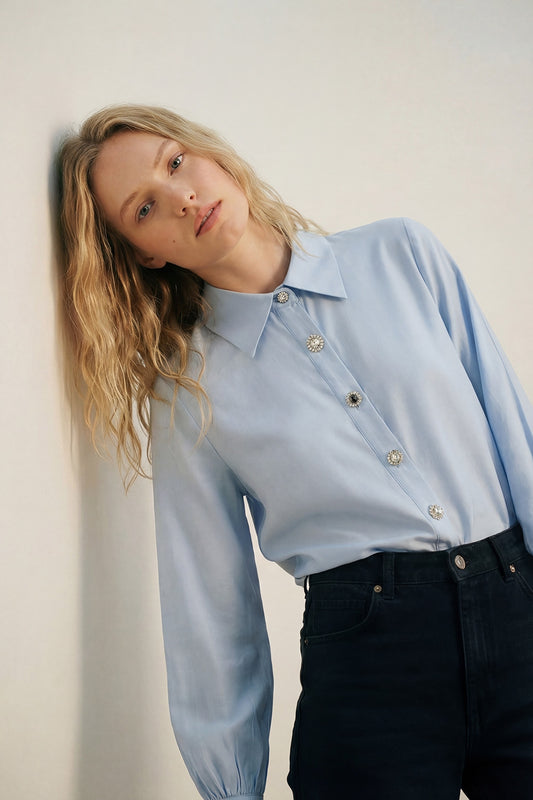 Q2 Chemise bleu clair en satin à manches longues avec deux boutons au poignet