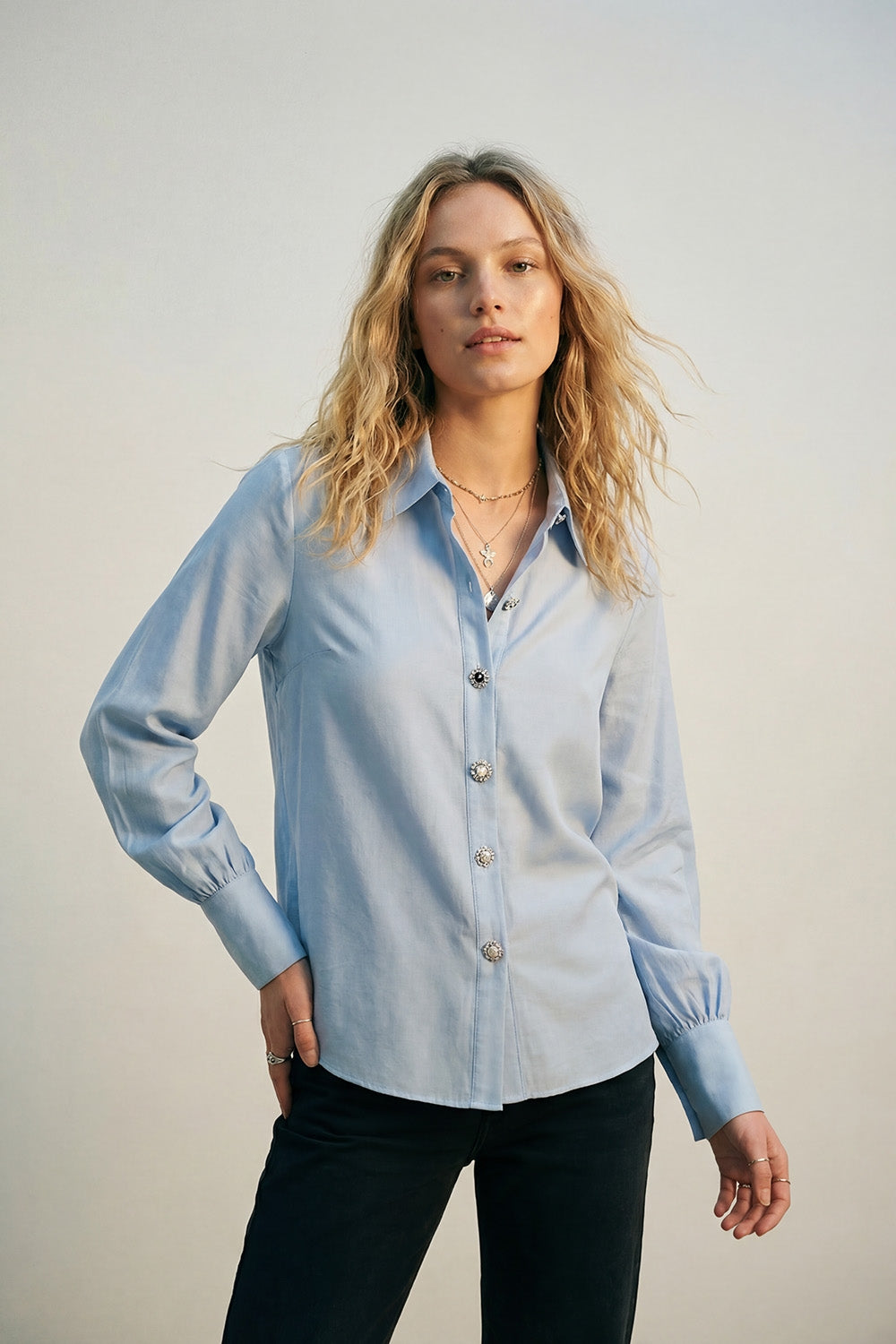 Chemise bleu clair en satin à manches longues avec deux boutons au poignet