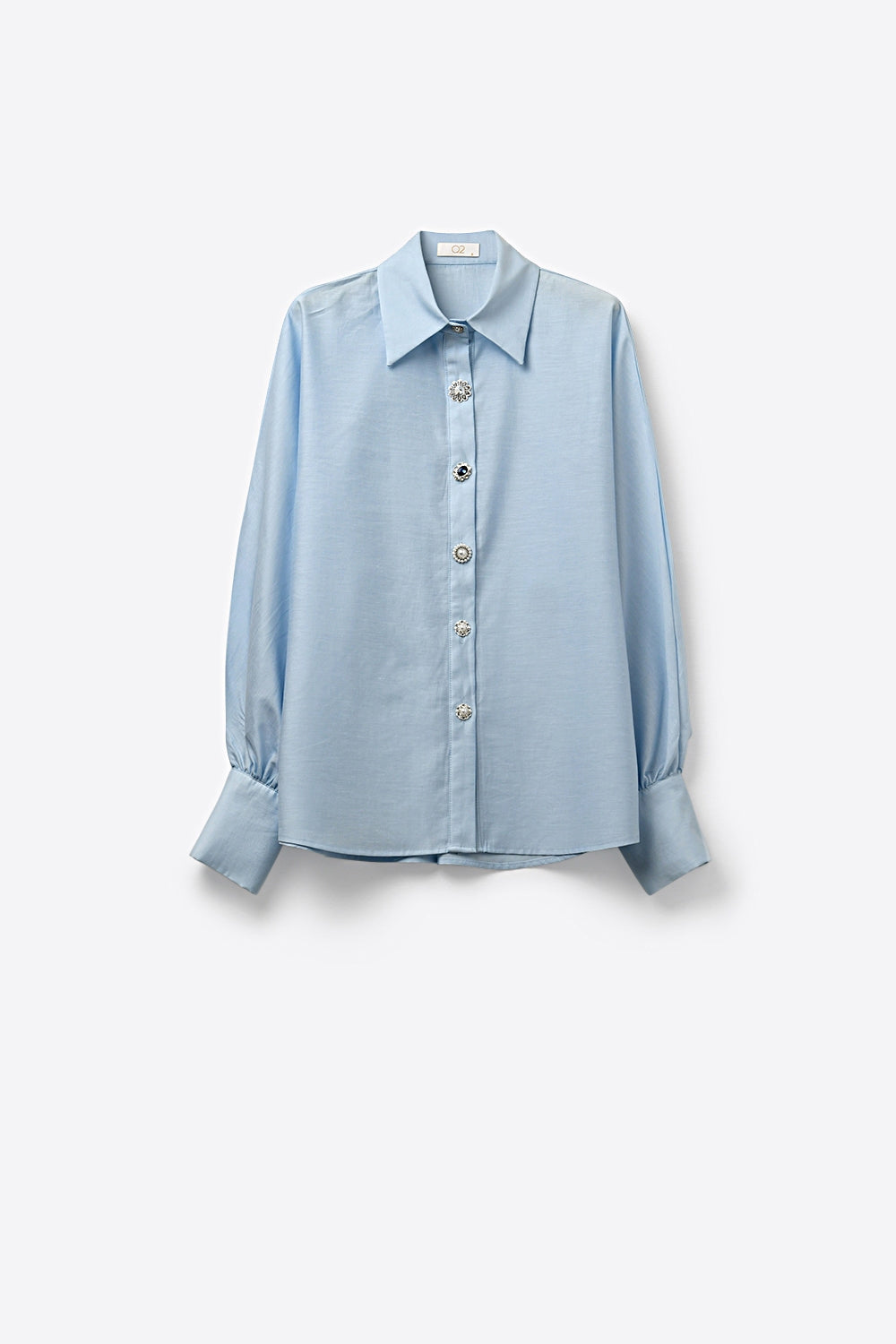 Chemise bleu clair en satin à manches longues avec deux boutons au poignet
