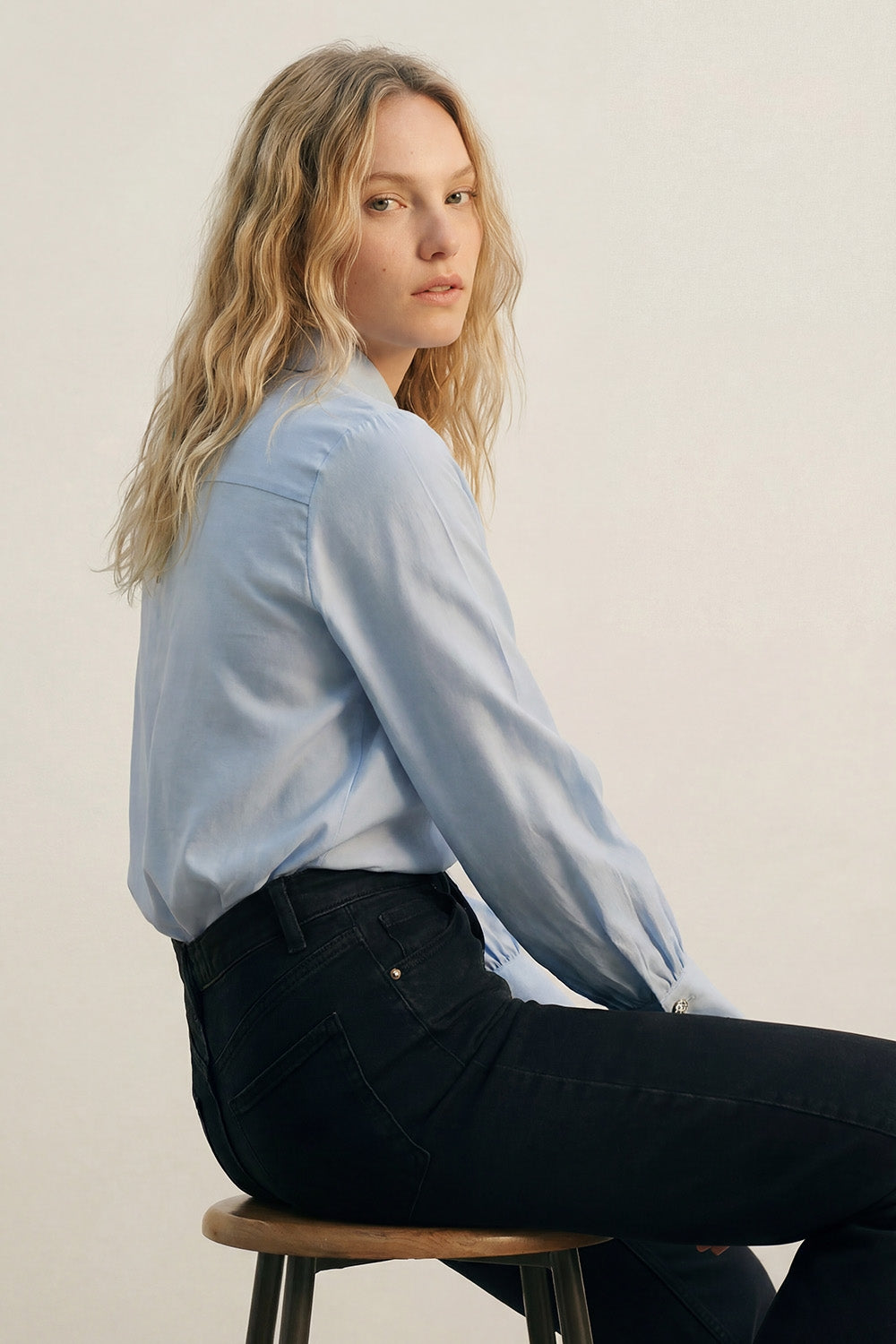 Chemise bleu clair en satin à manches longues avec deux boutons au poignet