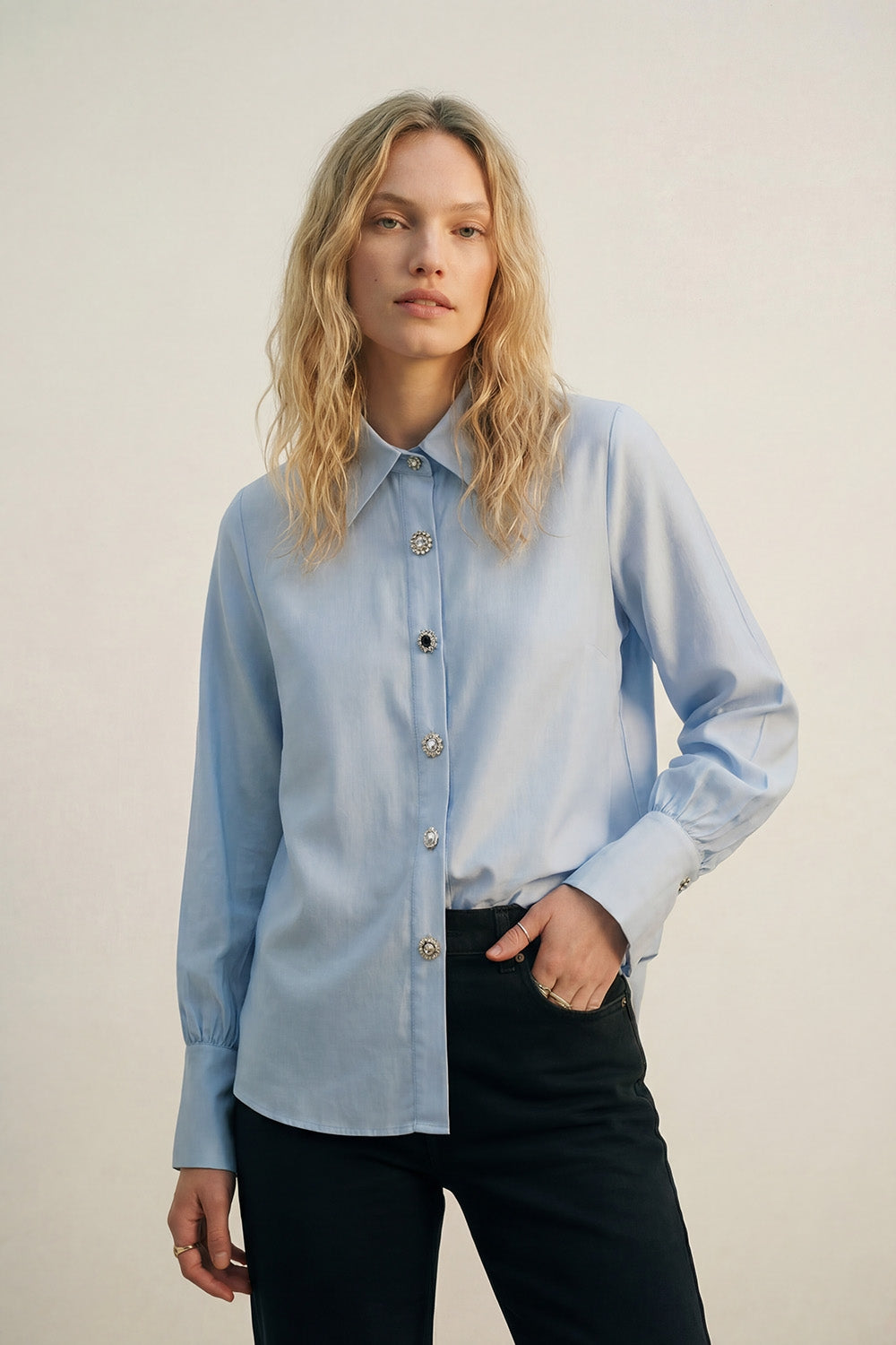 Chemise bleu clair en satin à manches longues avec deux boutons au poignet