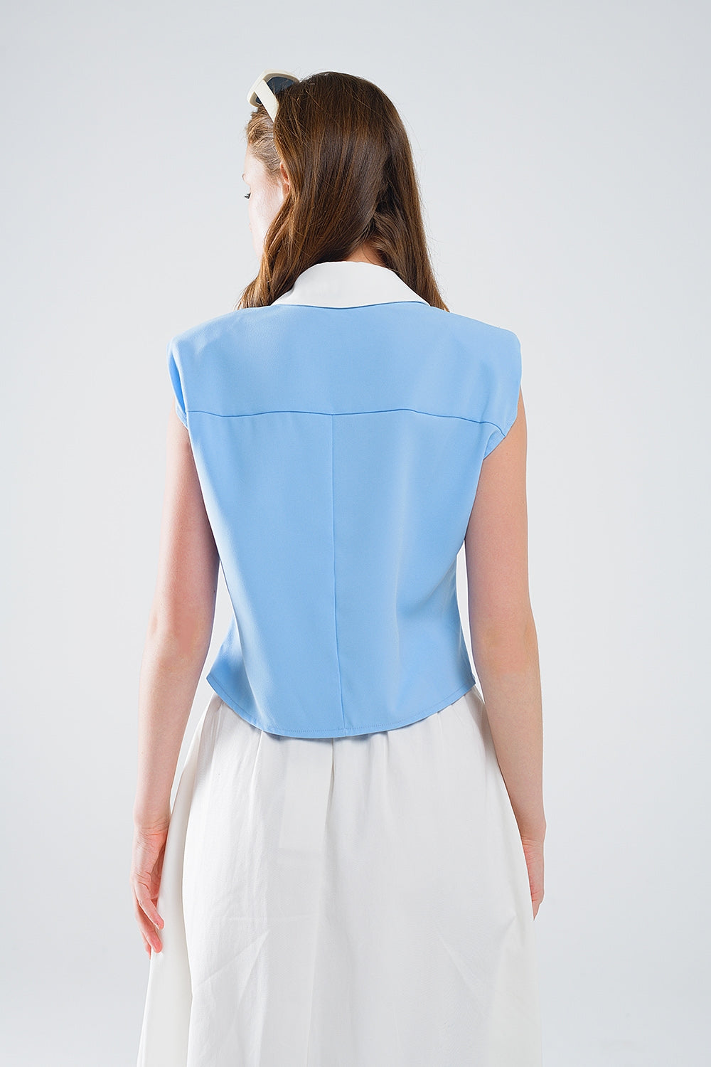 Chemise bleue à coutures blanches et fermeture à boutons