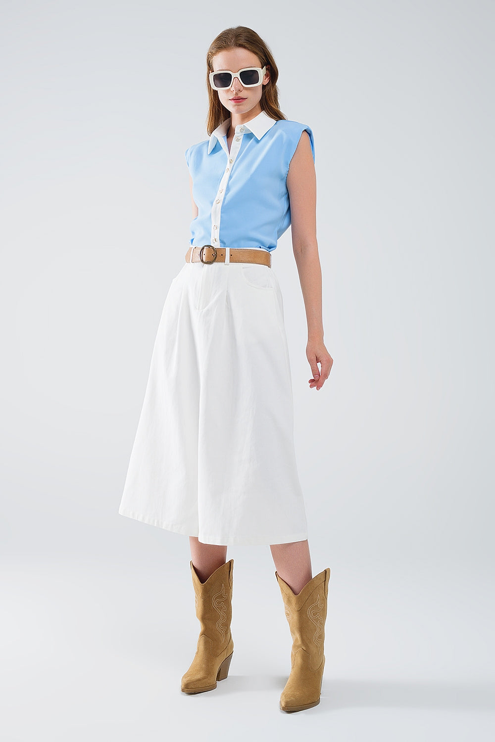 Chemise bleue à coutures blanches et fermeture à boutons