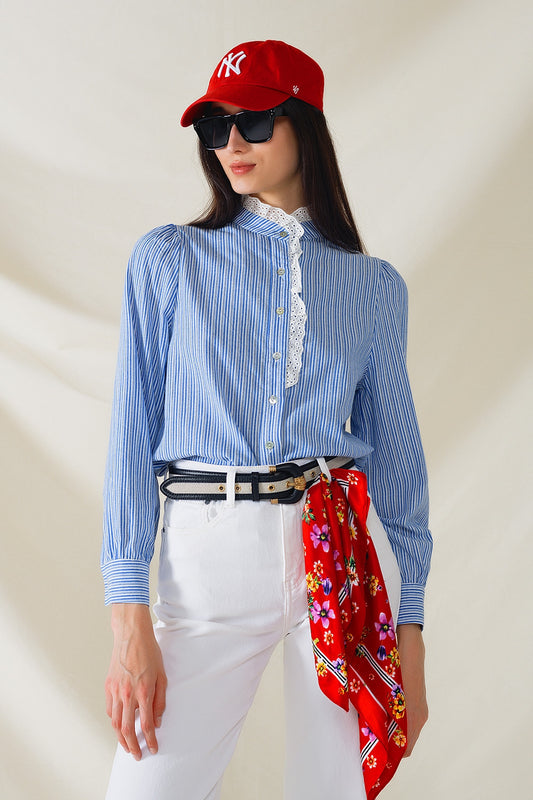 Q2 Chemise bleue à rayures verticales blanches avec détails en dentelle