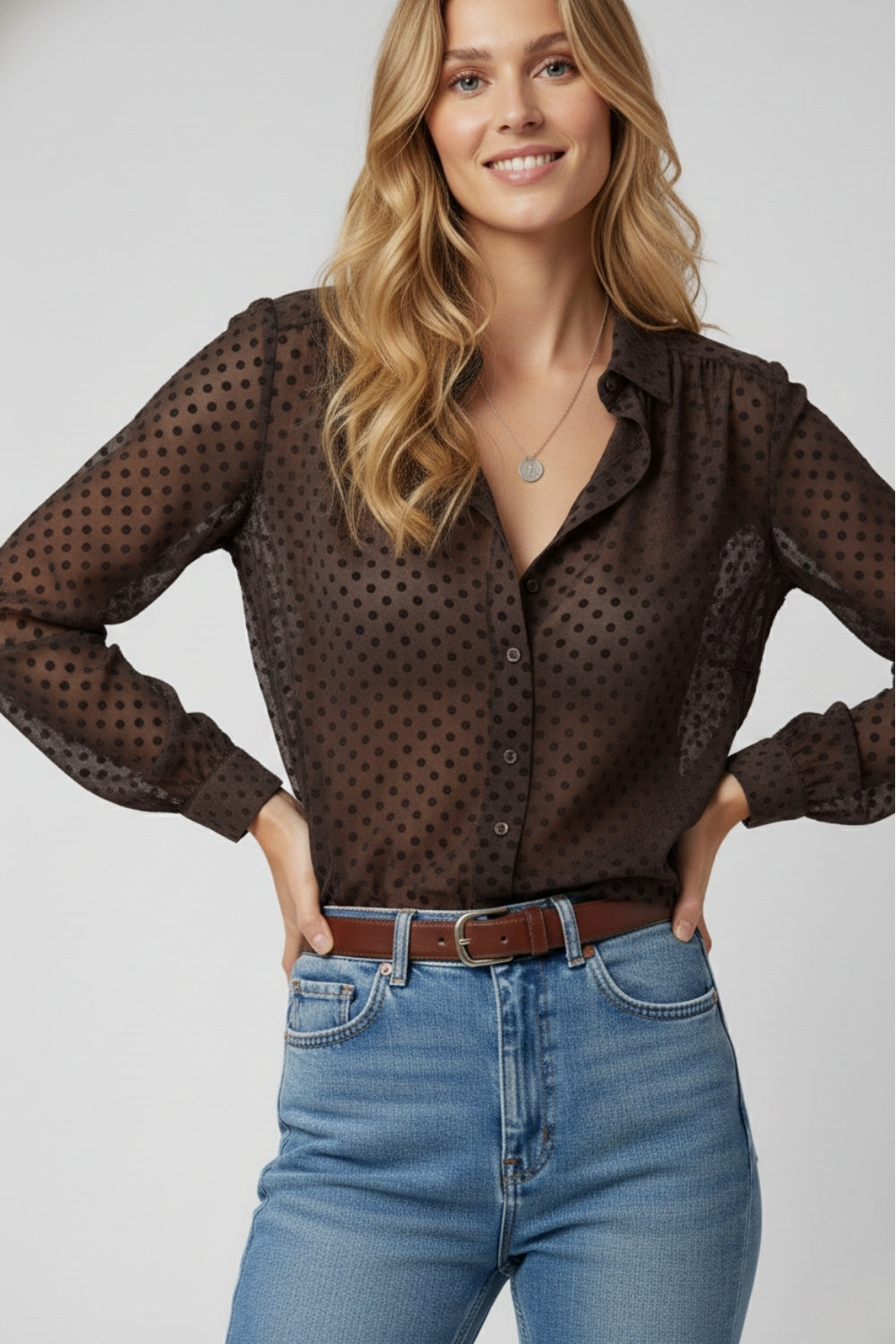 Chemise boutonnée à pois marron en mousseline de soie