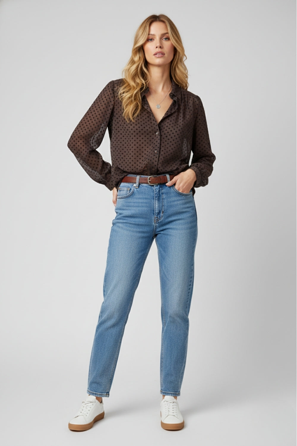 Chemise boutonnée à pois marron en mousseline de soie