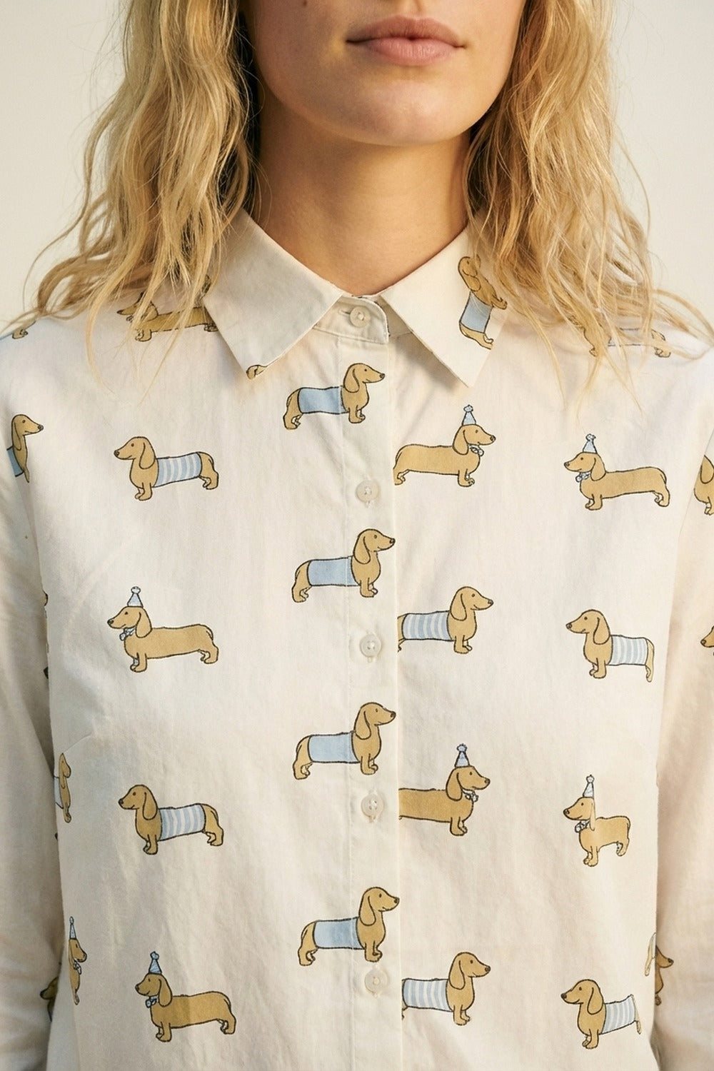 Chemise boutonnée blanche à imprimé chien joueur