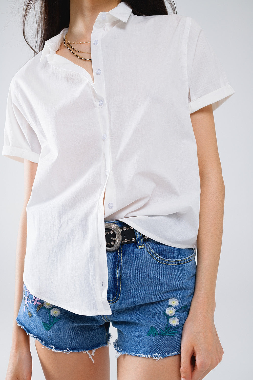 Chemise boutonnée décontractée à manches courtes en blanc