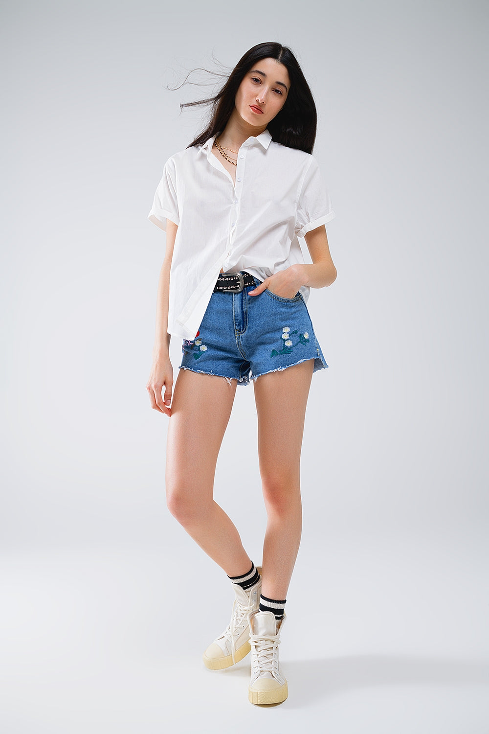 Chemise boutonnée décontractée à manches courtes en blanc