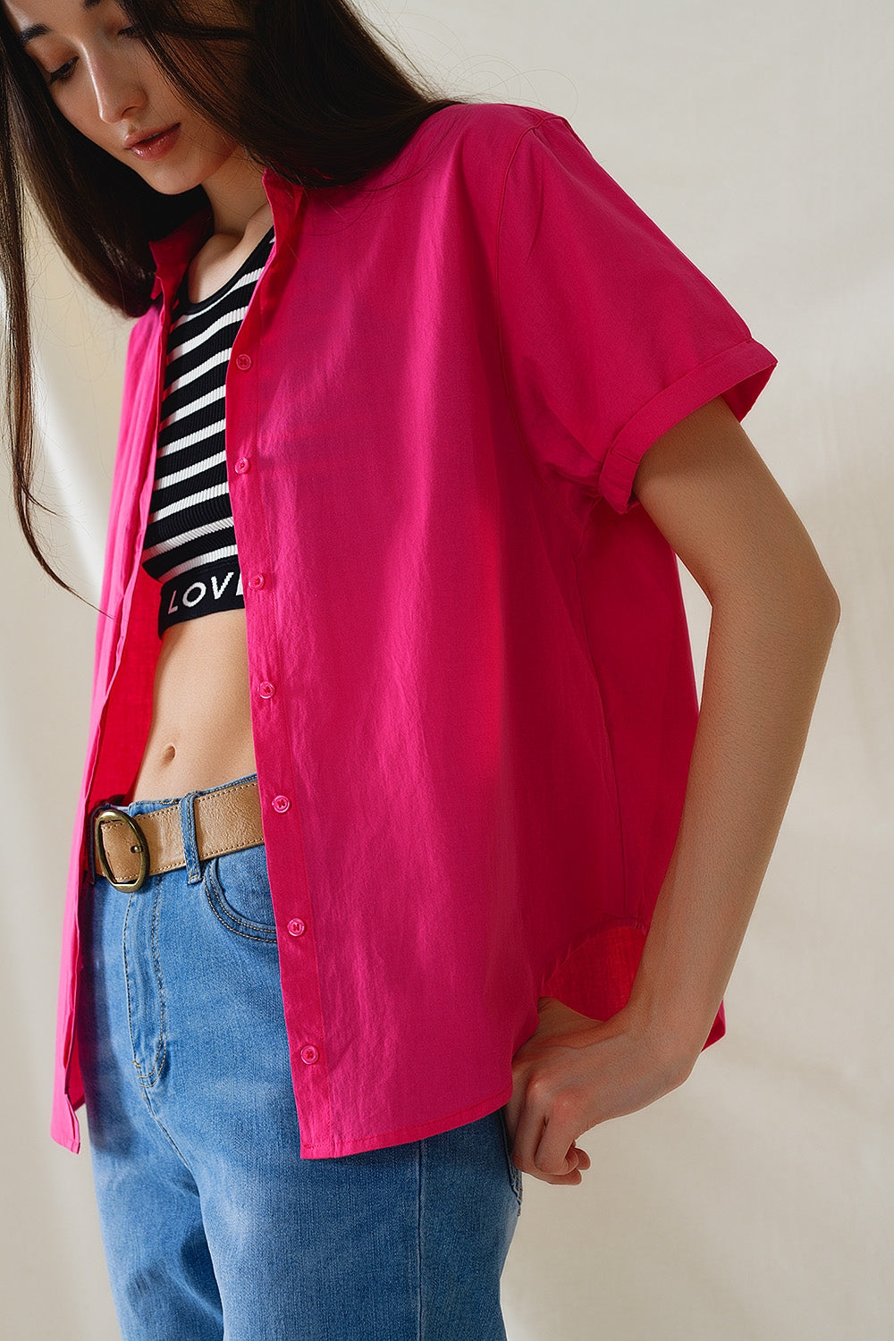 Chemise boutonnée décontractée à manches courtes en fuchsia