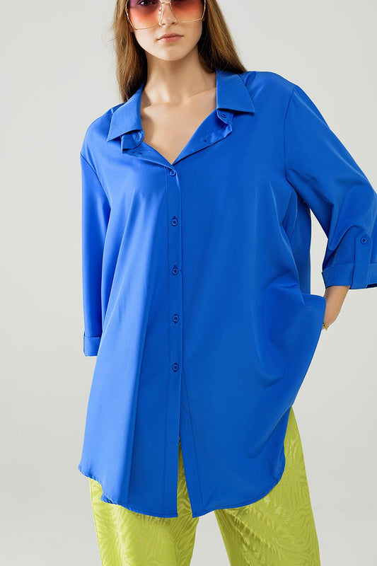 Q2 Chemise confectionnée en tissu très doux et léger de couleur bleu électrique.