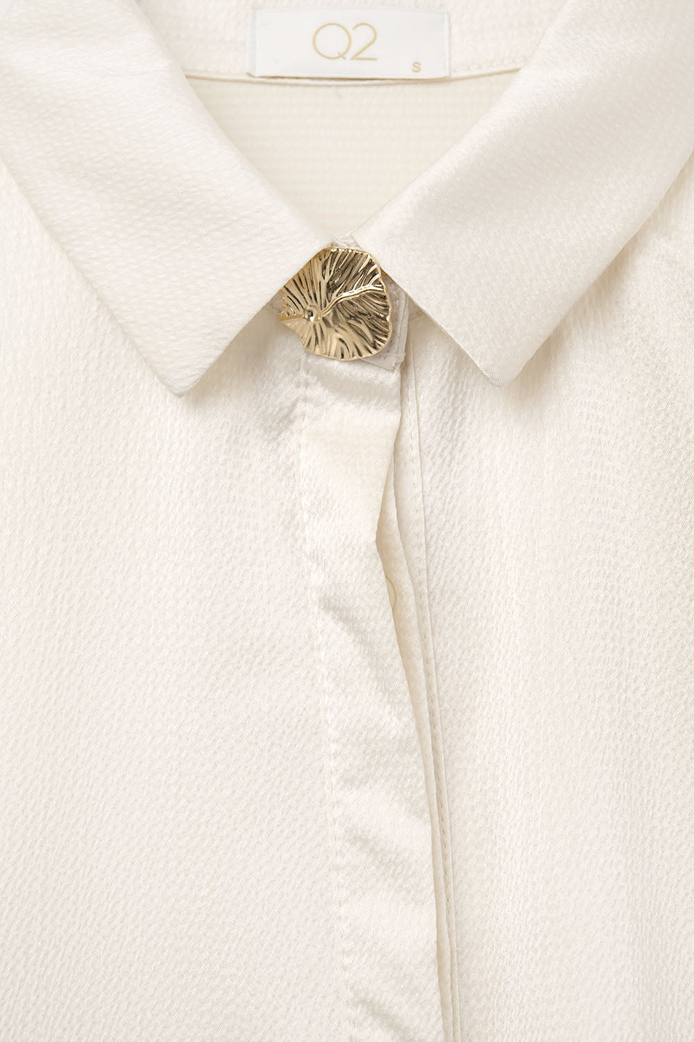 Chemise courte en satin texturé de couleur crème