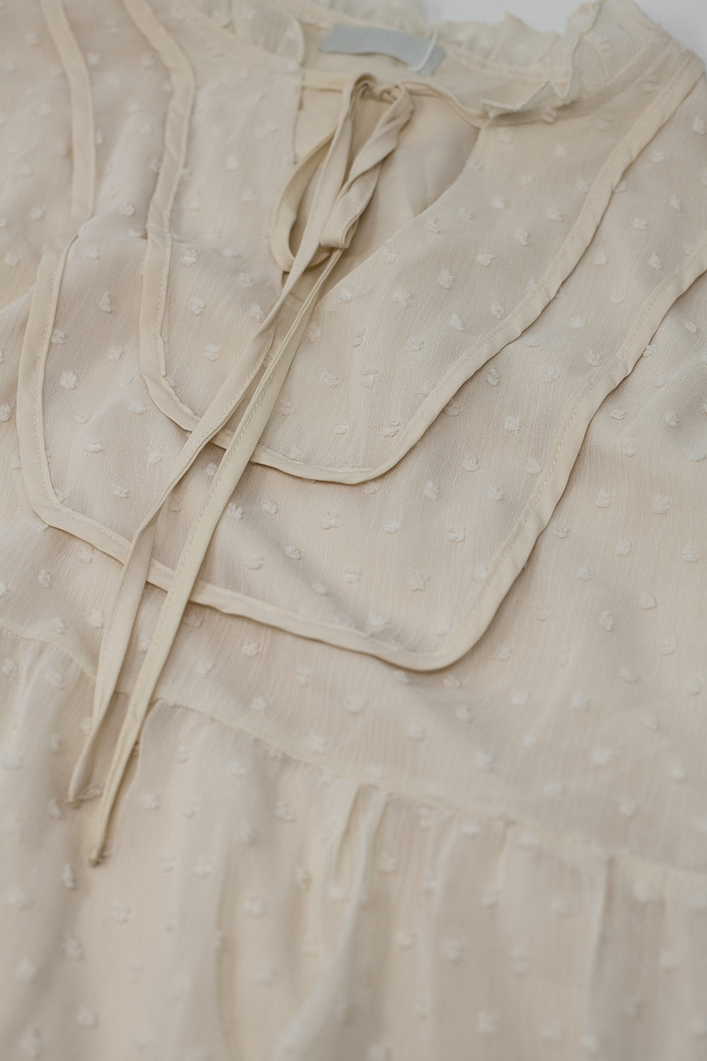 Chemise crème à bord froncé et manches longues