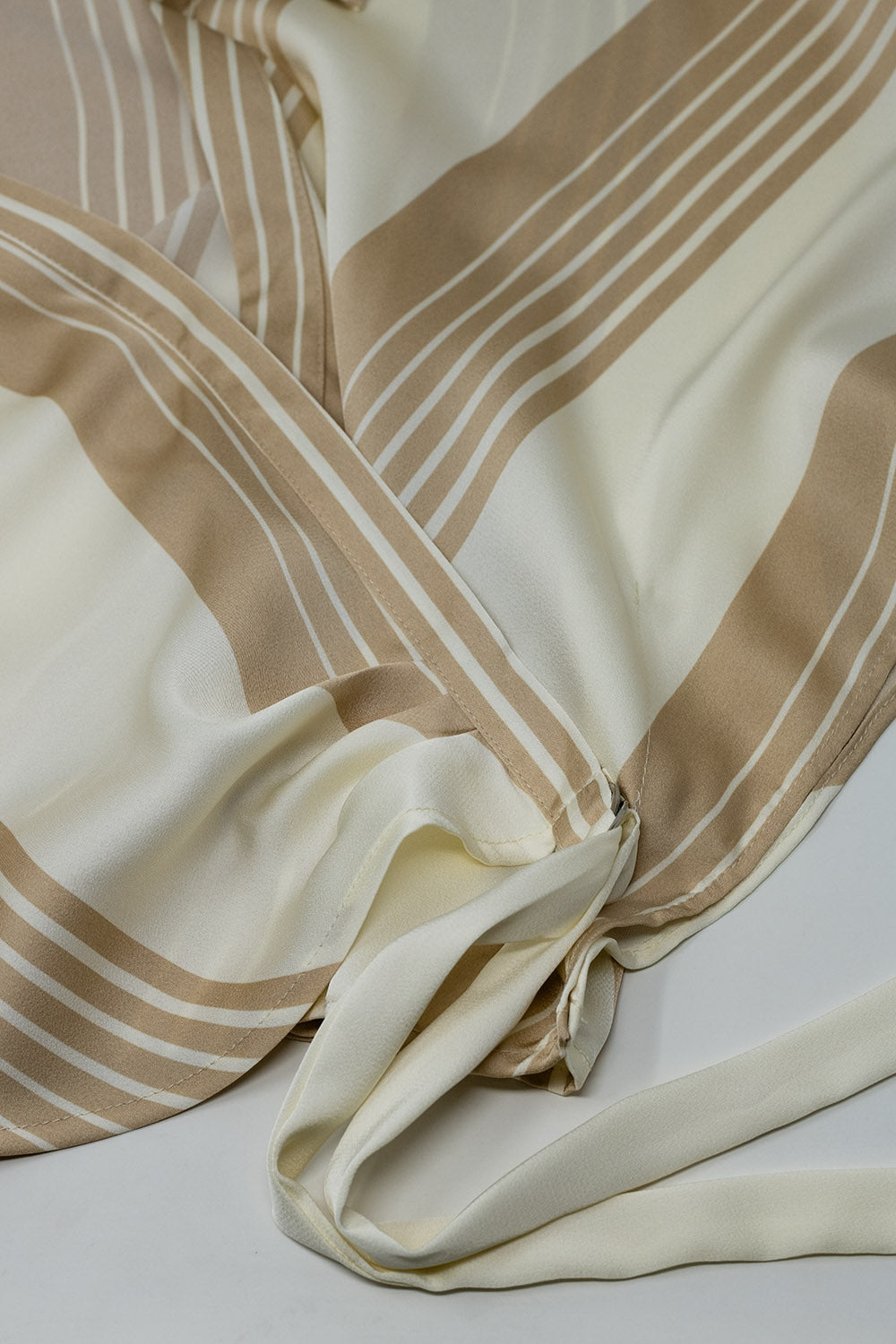 Chemise crème nouée sur le côté avec col en V