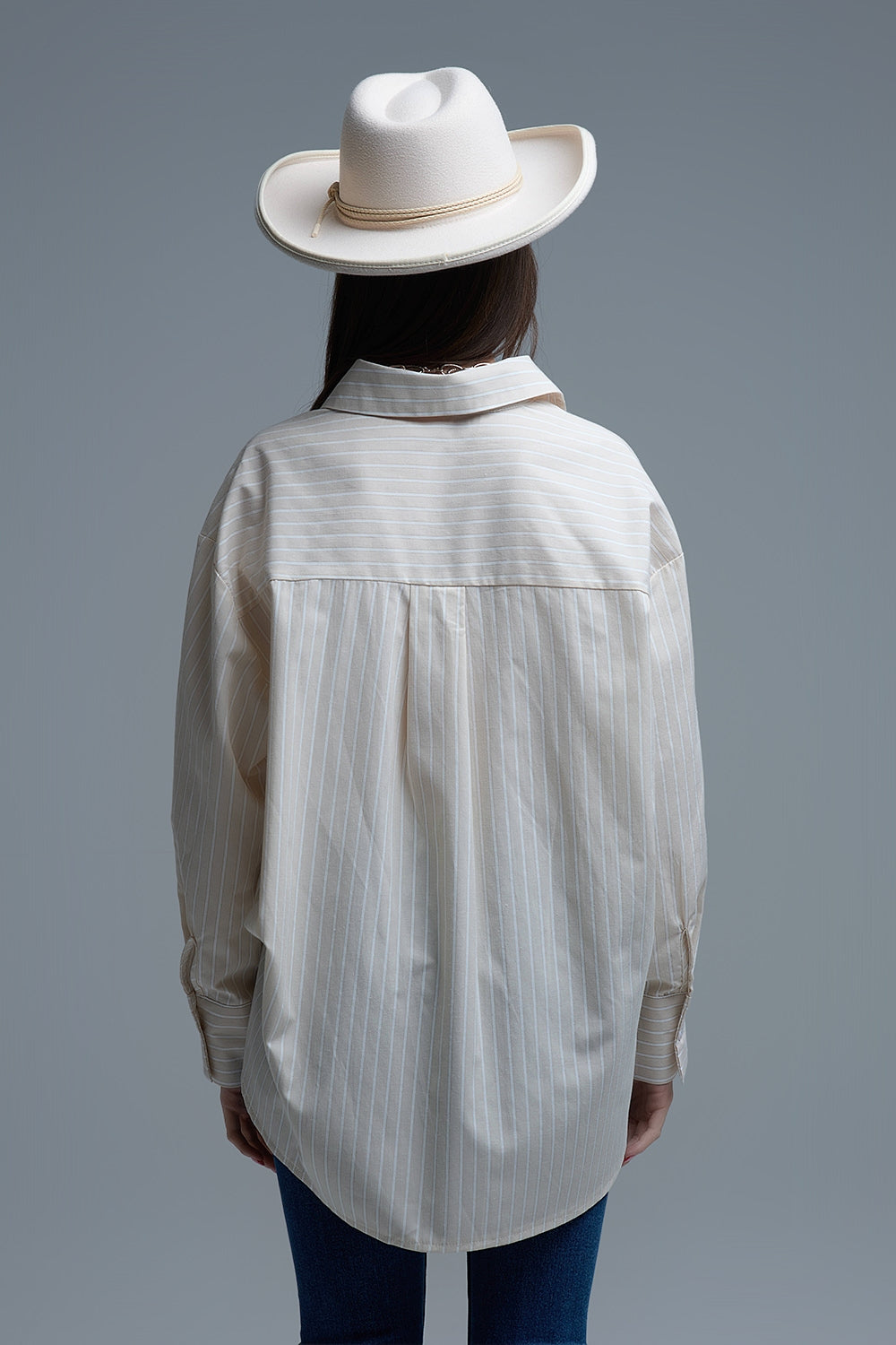 Chemise décontractée beige à rayures et coutures en forme de cœur