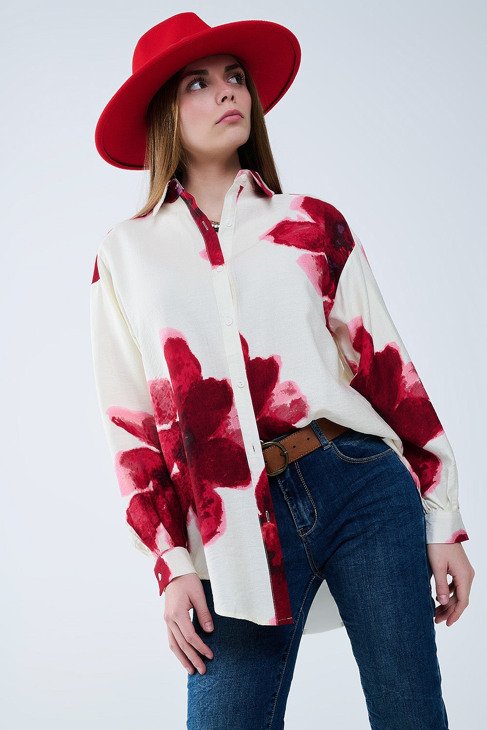 Chemise décontractée en beige avec imprimé de fleurs tropicales en rouge