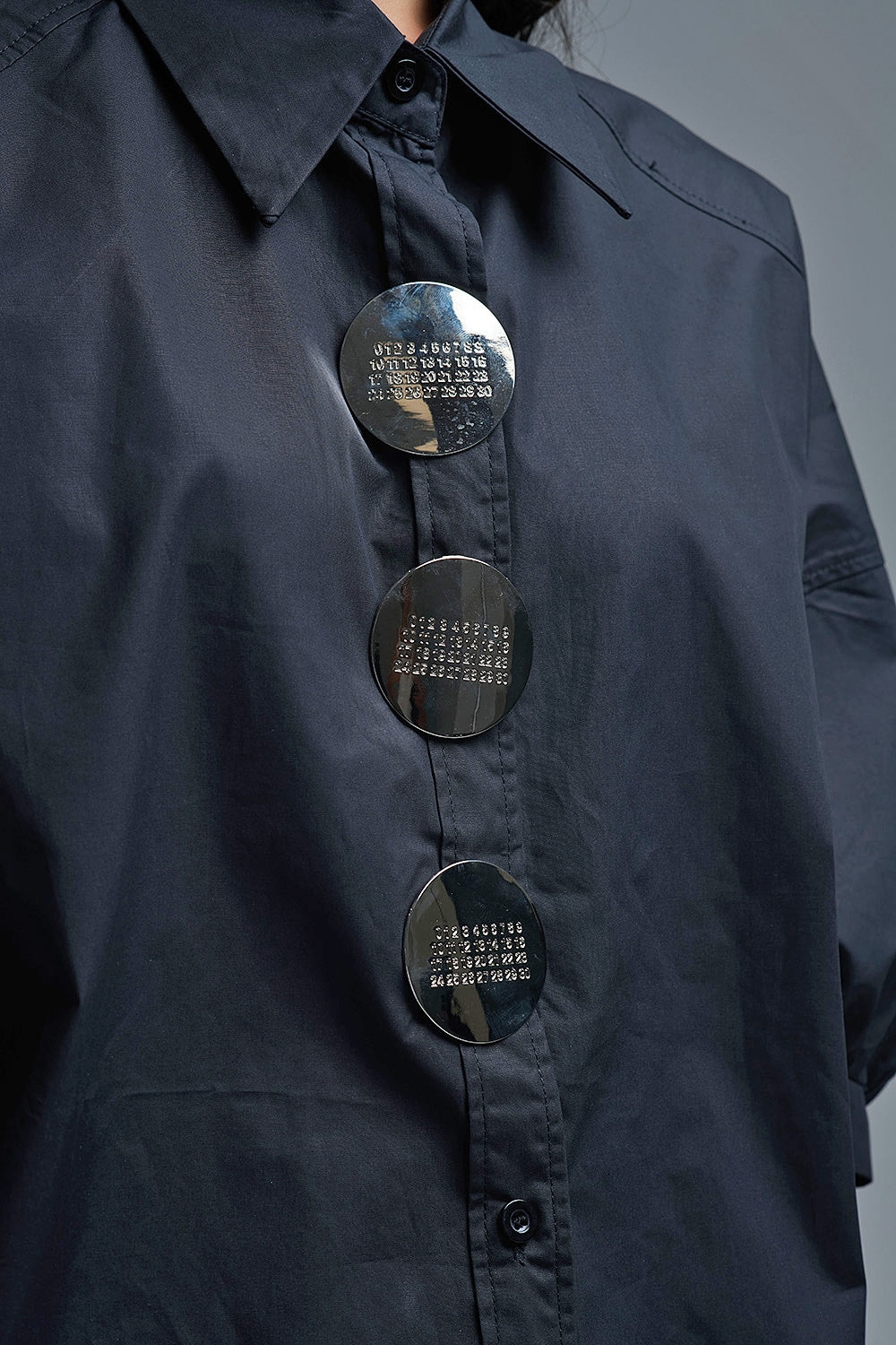 Chemise décontractée en popeline à manches 3/4 avec détails de boutons en noir