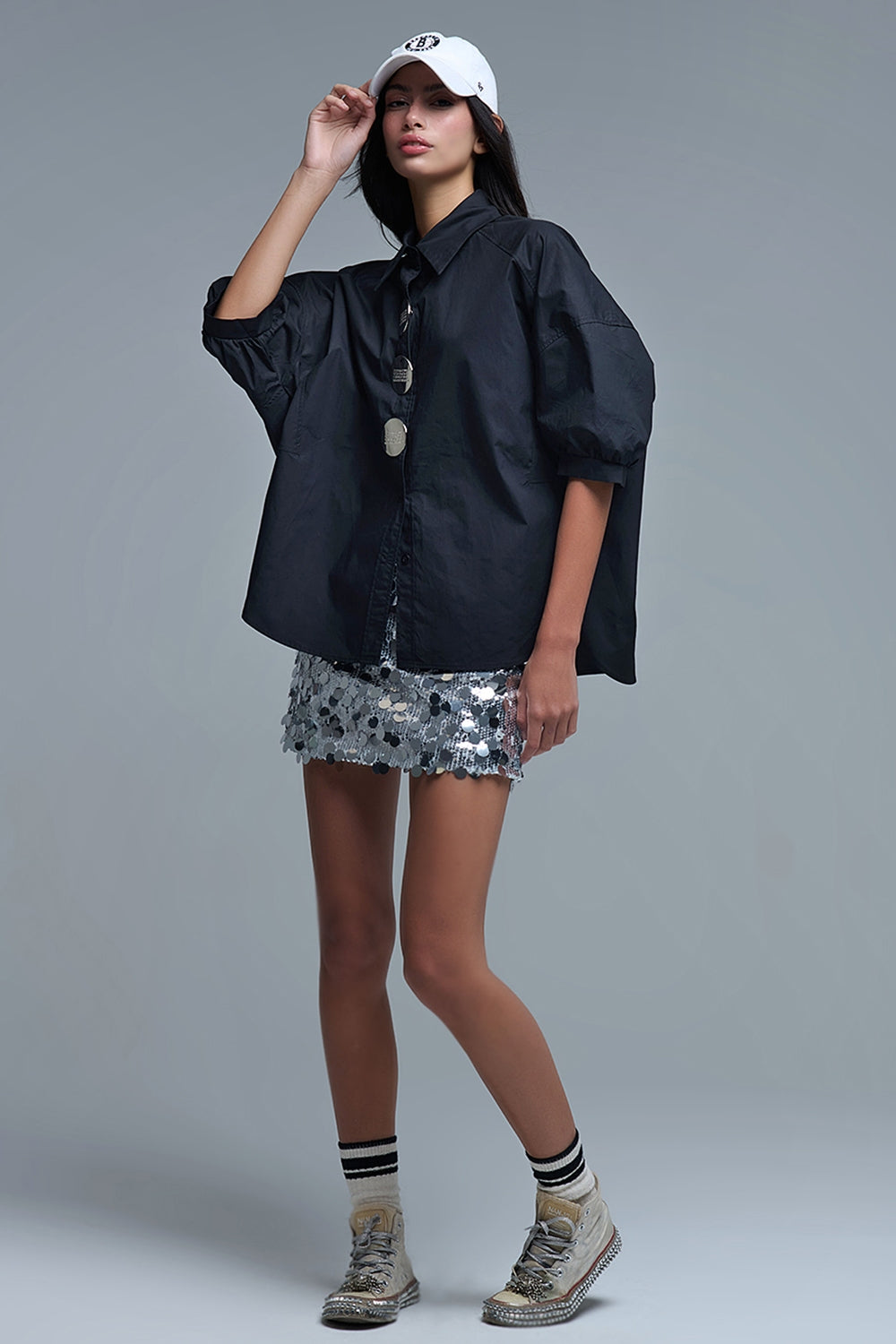 Chemise décontractée en popeline à manches 3/4 avec détails de boutons en noir