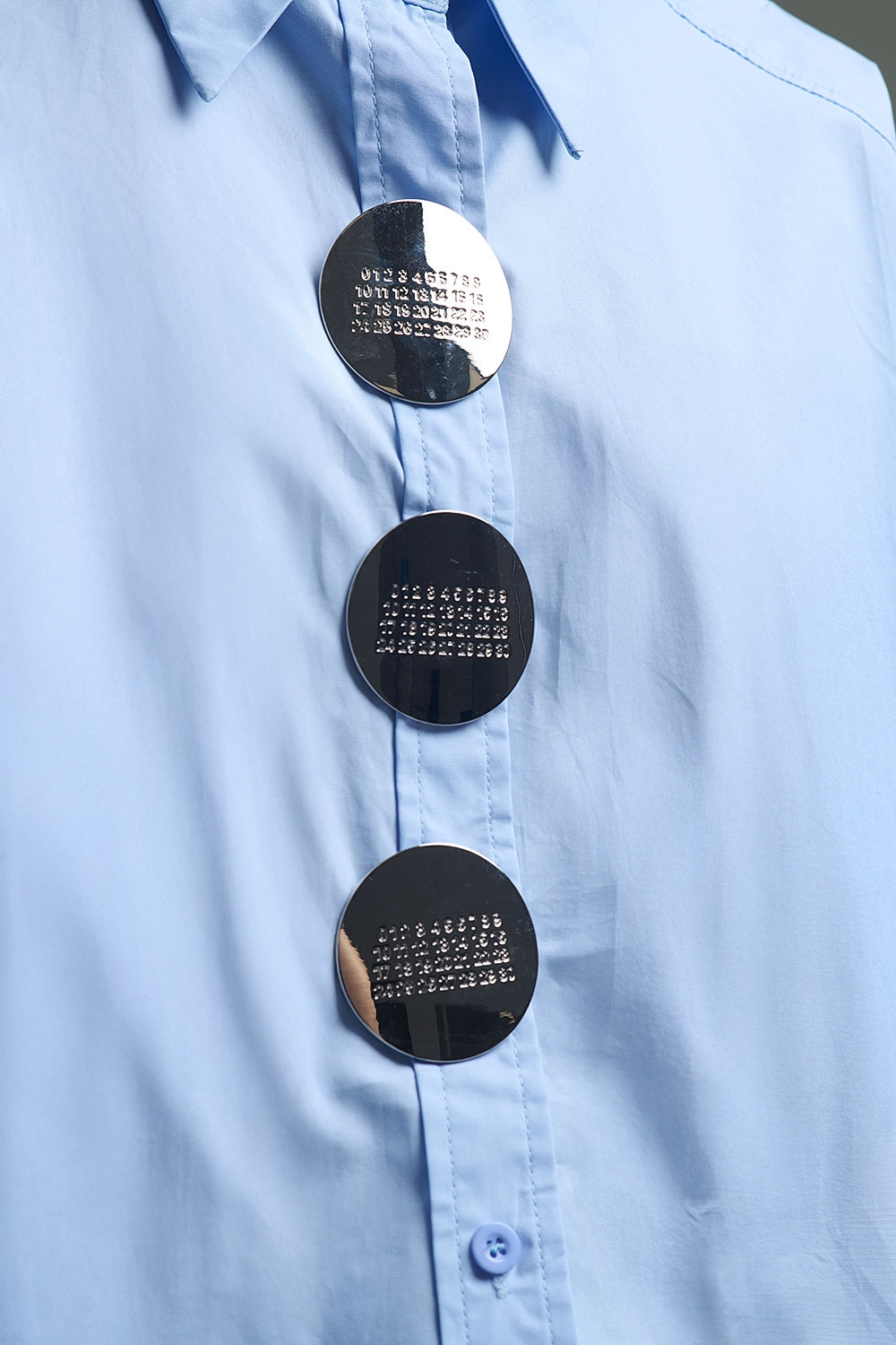 Chemise décontractée en popeline à manches 3/4 avec détails de boutons