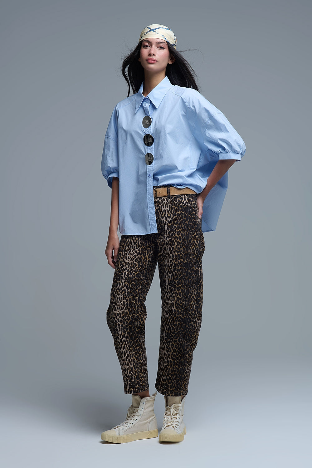 Chemise décontractée en popeline à manches 3/4 avec détails de boutons