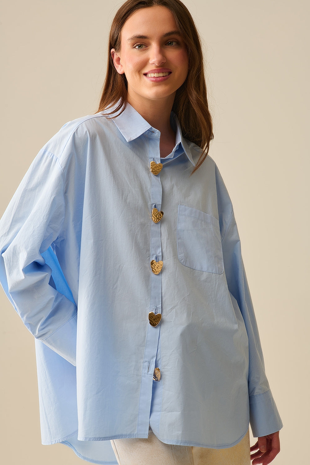 Chemise décontractée en popeline avec boutons en forme de cœur dorés bleu ciel