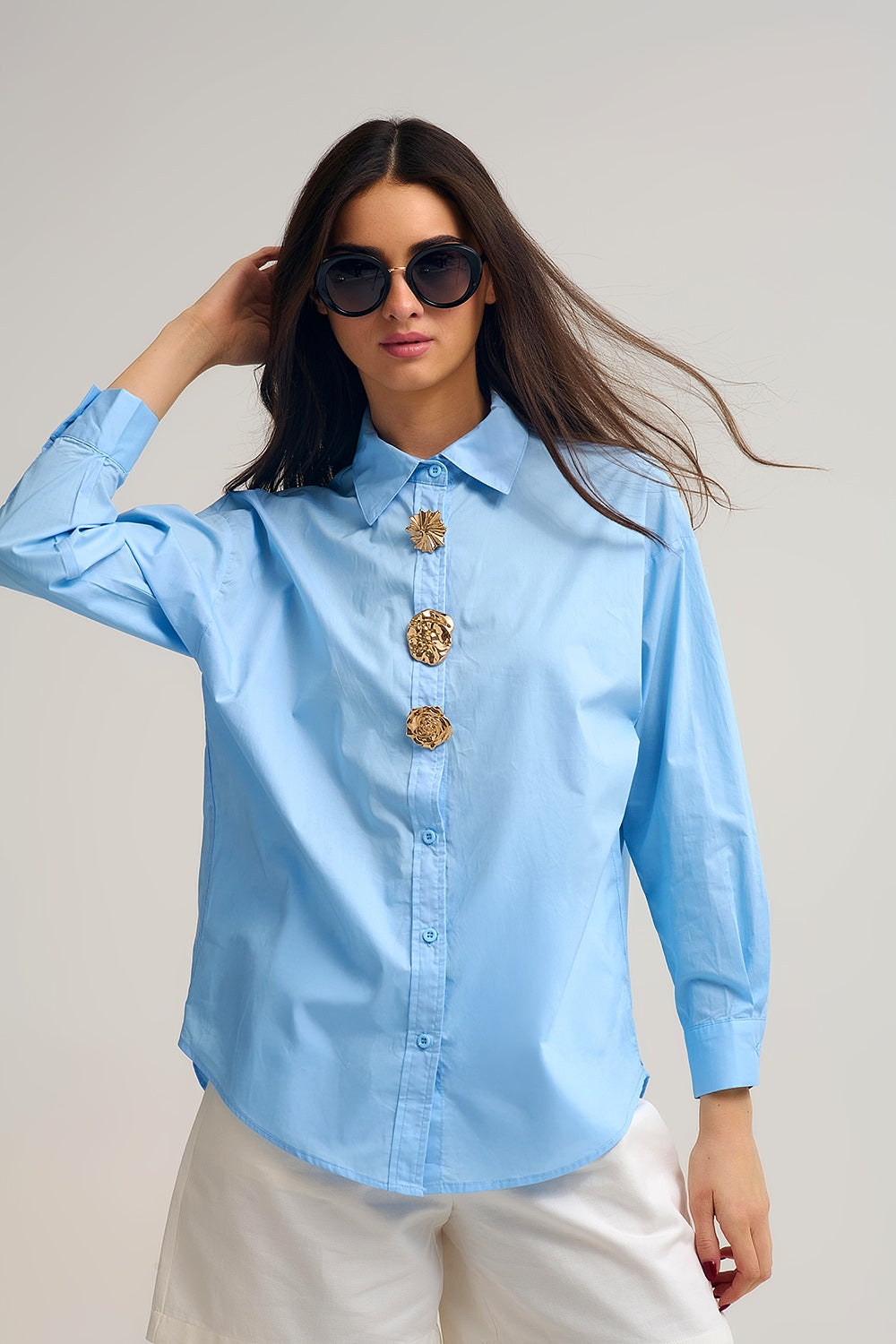 Chemise décontractée en popeline de coton bleue avec boutons décoratifs dorés