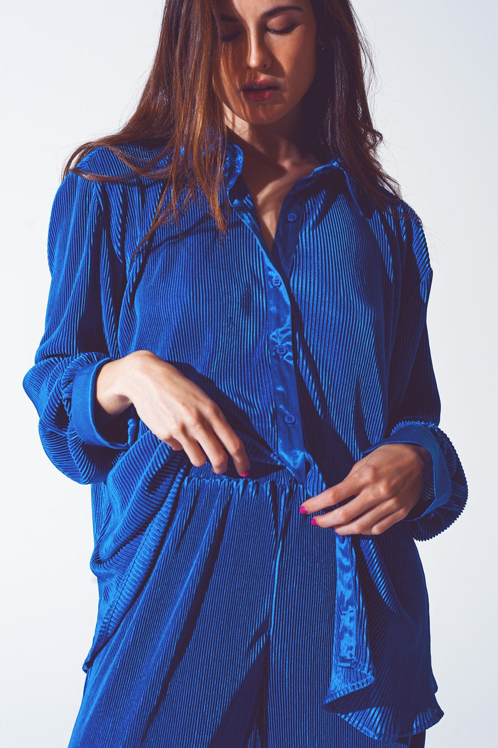 Chemise décontractée en satin plissé en bleu