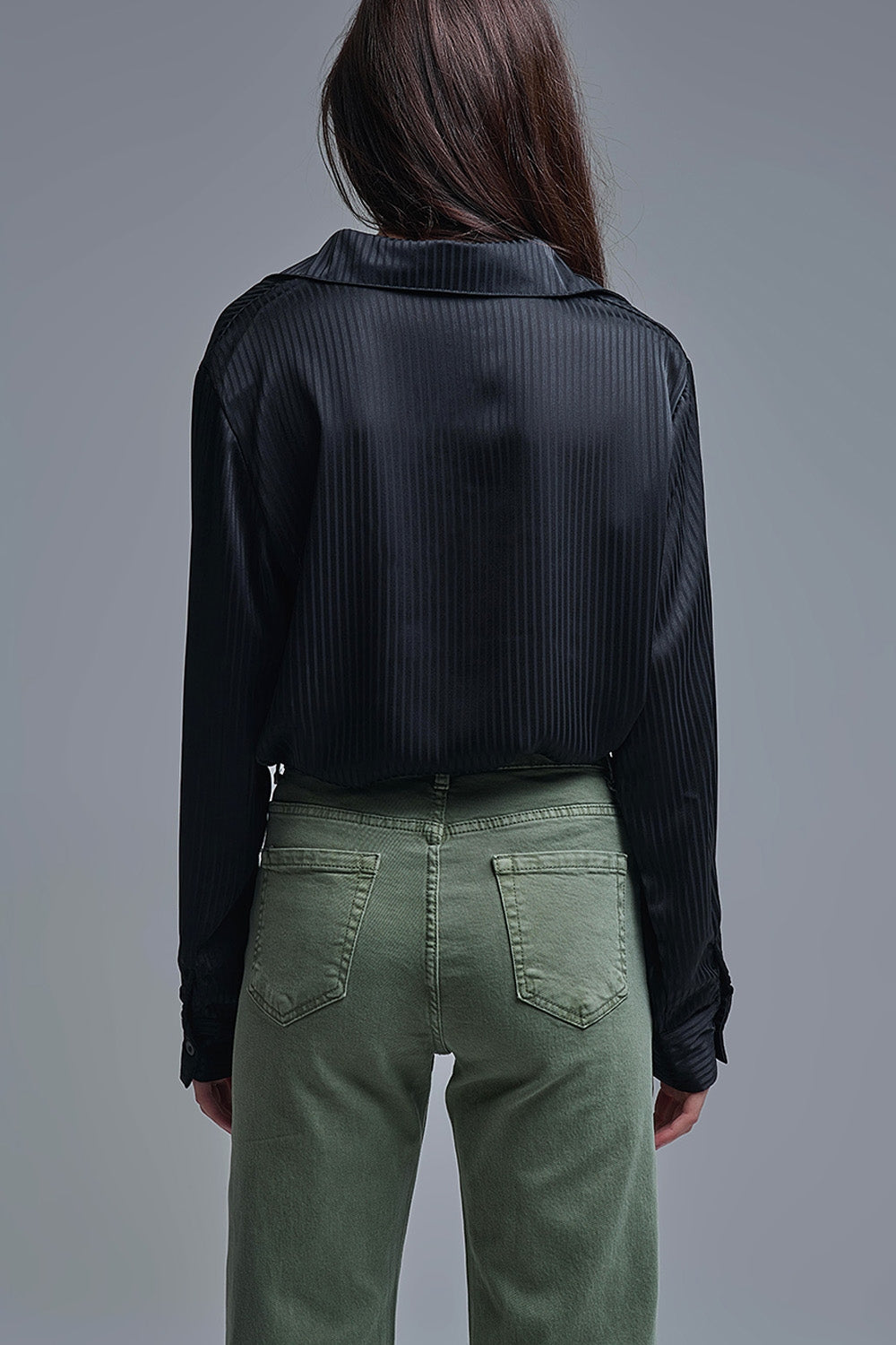 Chemise élégante en satin rayé noir