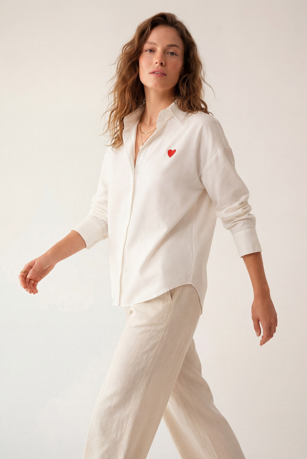 Chemise en coton Oxford blanc avec cœur brodé rouge