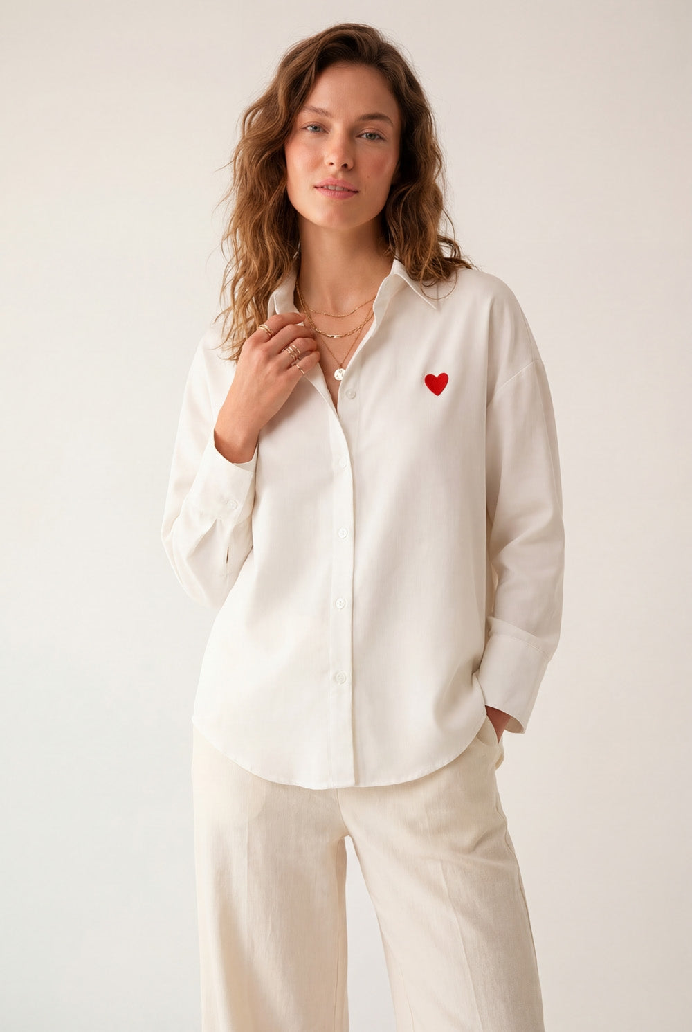 Chemise en coton Oxford blanc avec cœur brodé rouge