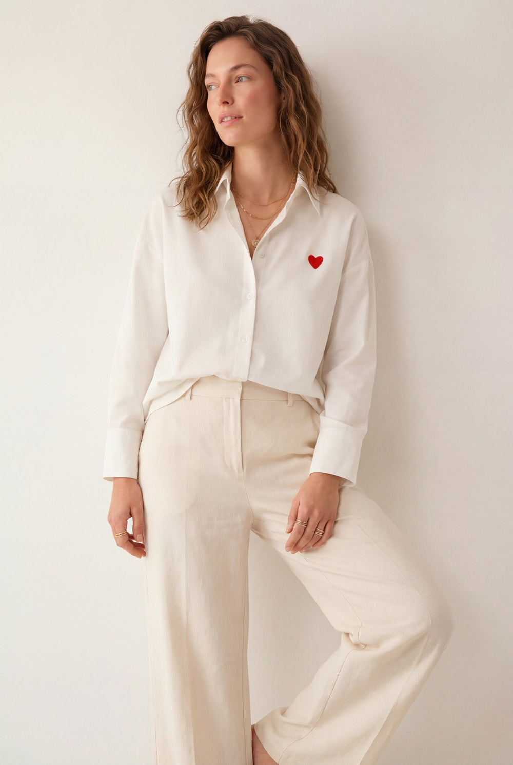 Chemise en coton Oxford blanc avec cœur brodé rouge