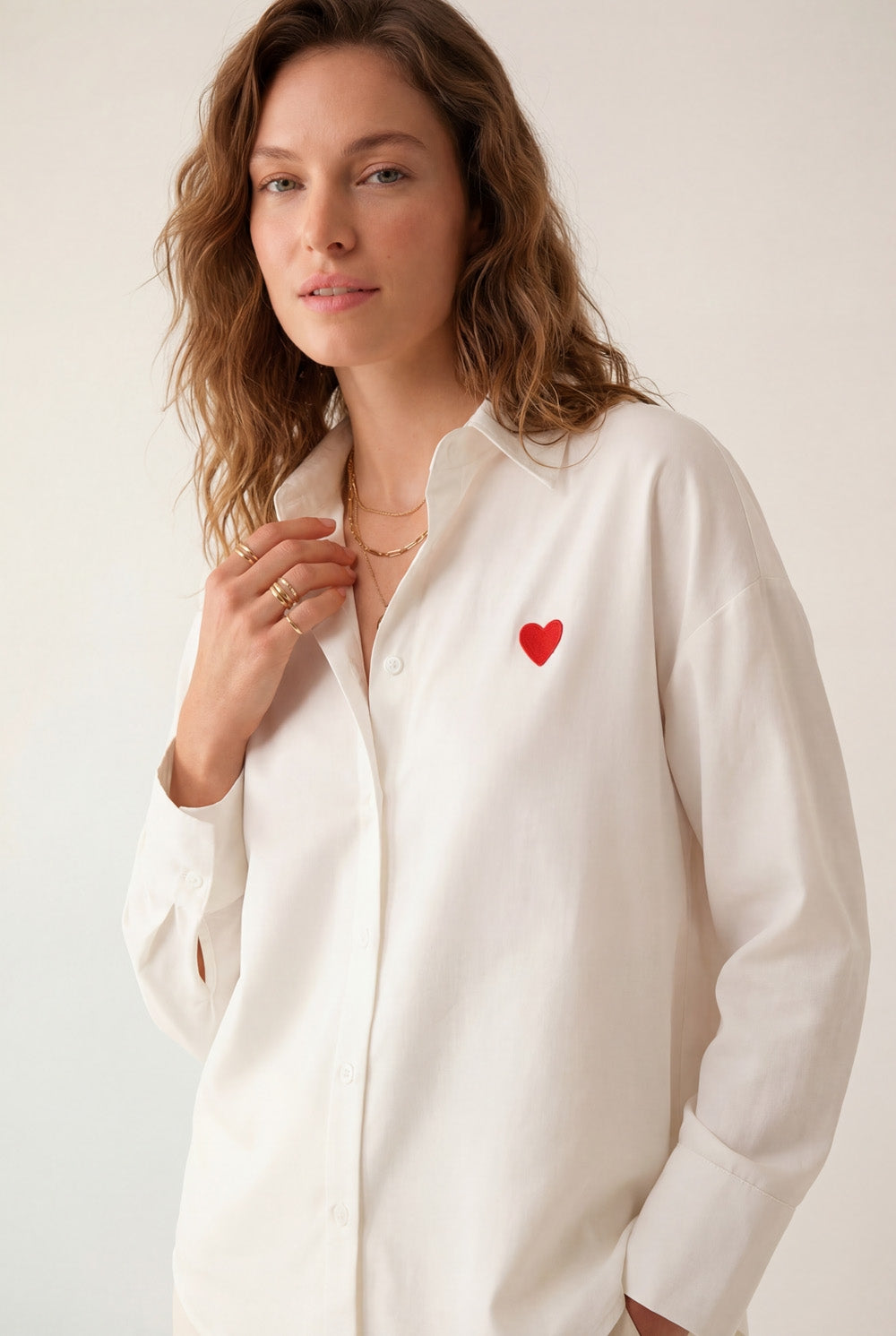 Chemise en coton Oxford blanc avec cœur brodé rouge