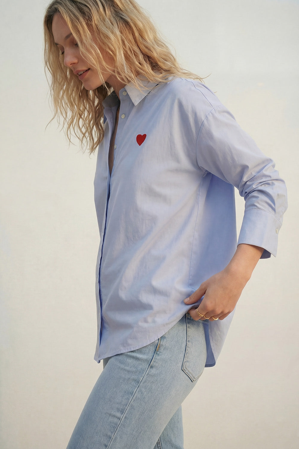 Chemise en coton Oxford bleu avec cœur brodé rouge