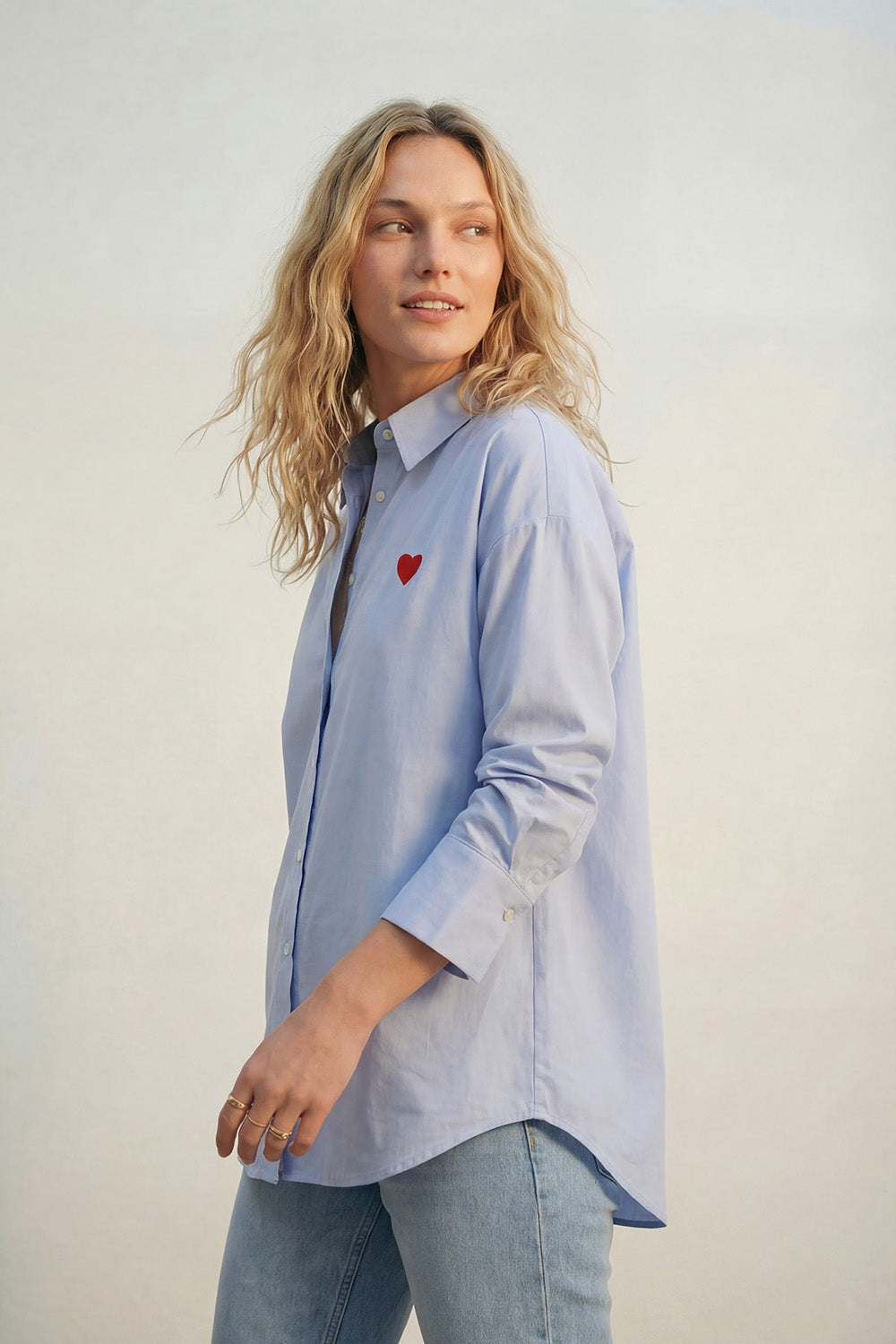 Chemise en coton Oxford bleu avec cœur brodé rouge