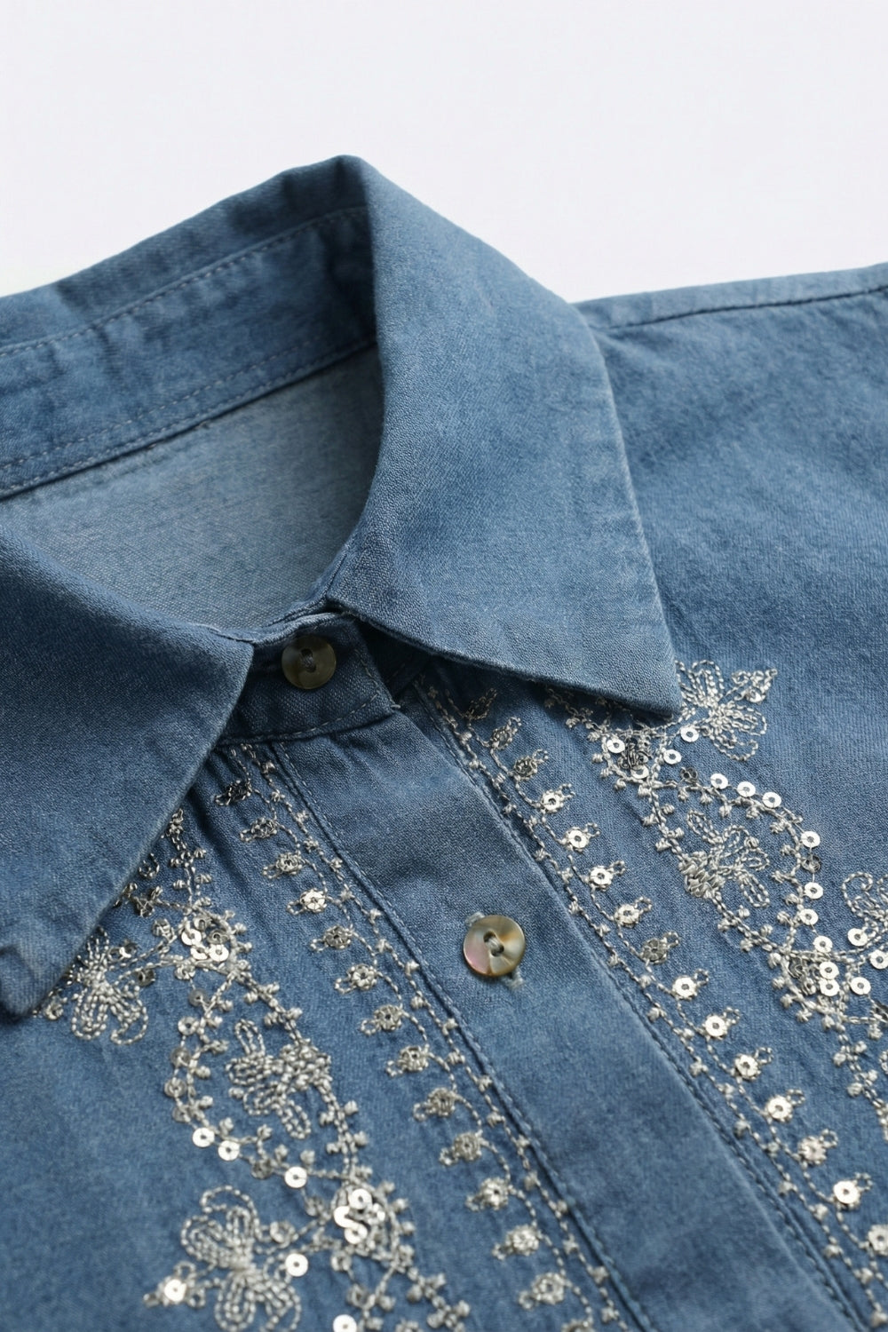 Chemise en denim bleu à bordures brodées et manches longues