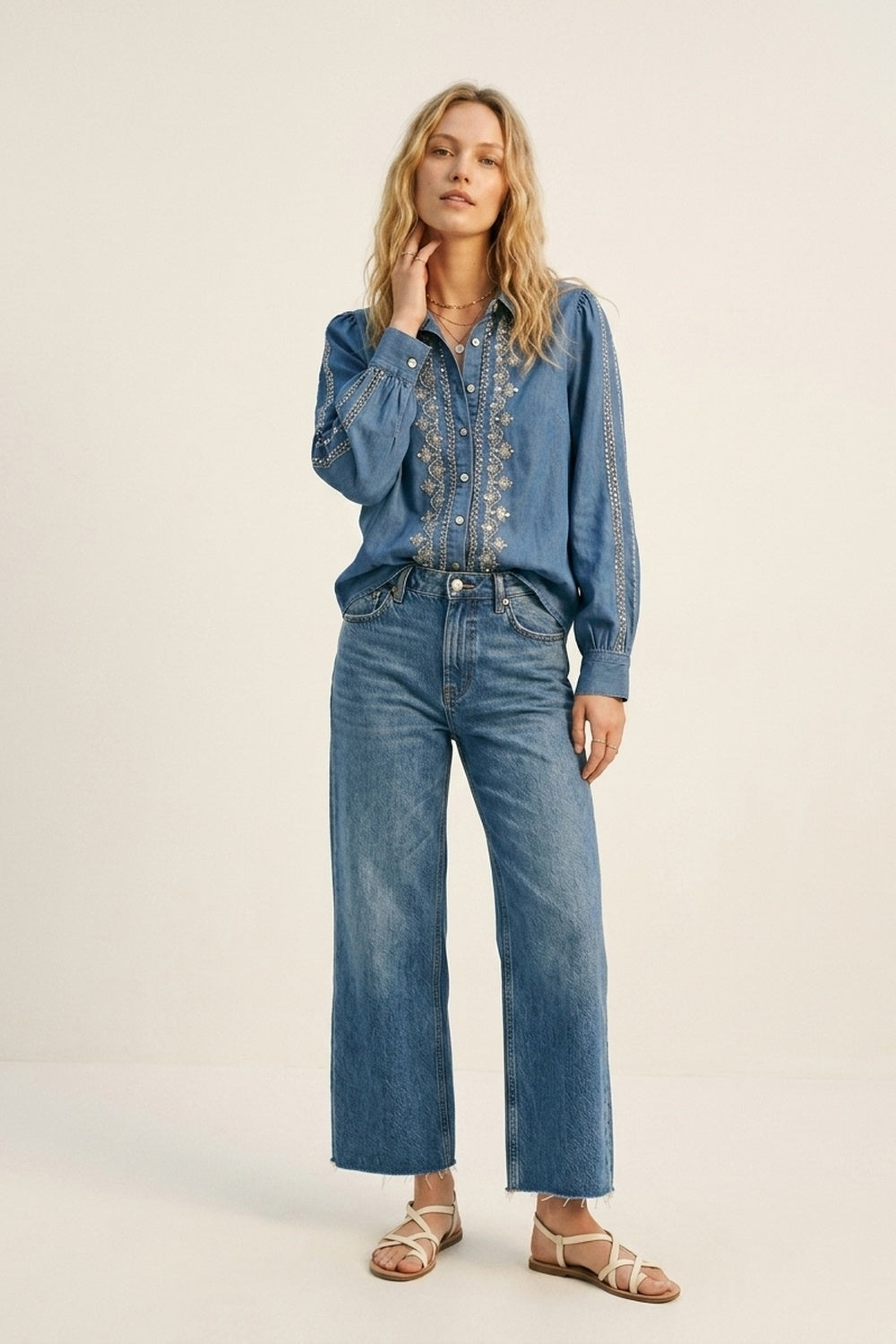 Chemise en denim bleu à bordures brodées et manches longues