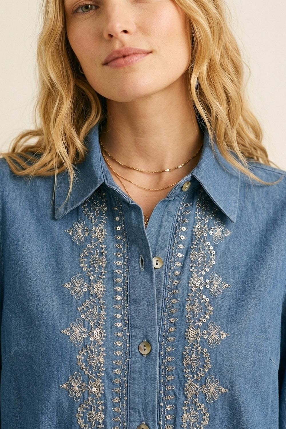 Chemise en denim bleu à bordures brodées et manches longues