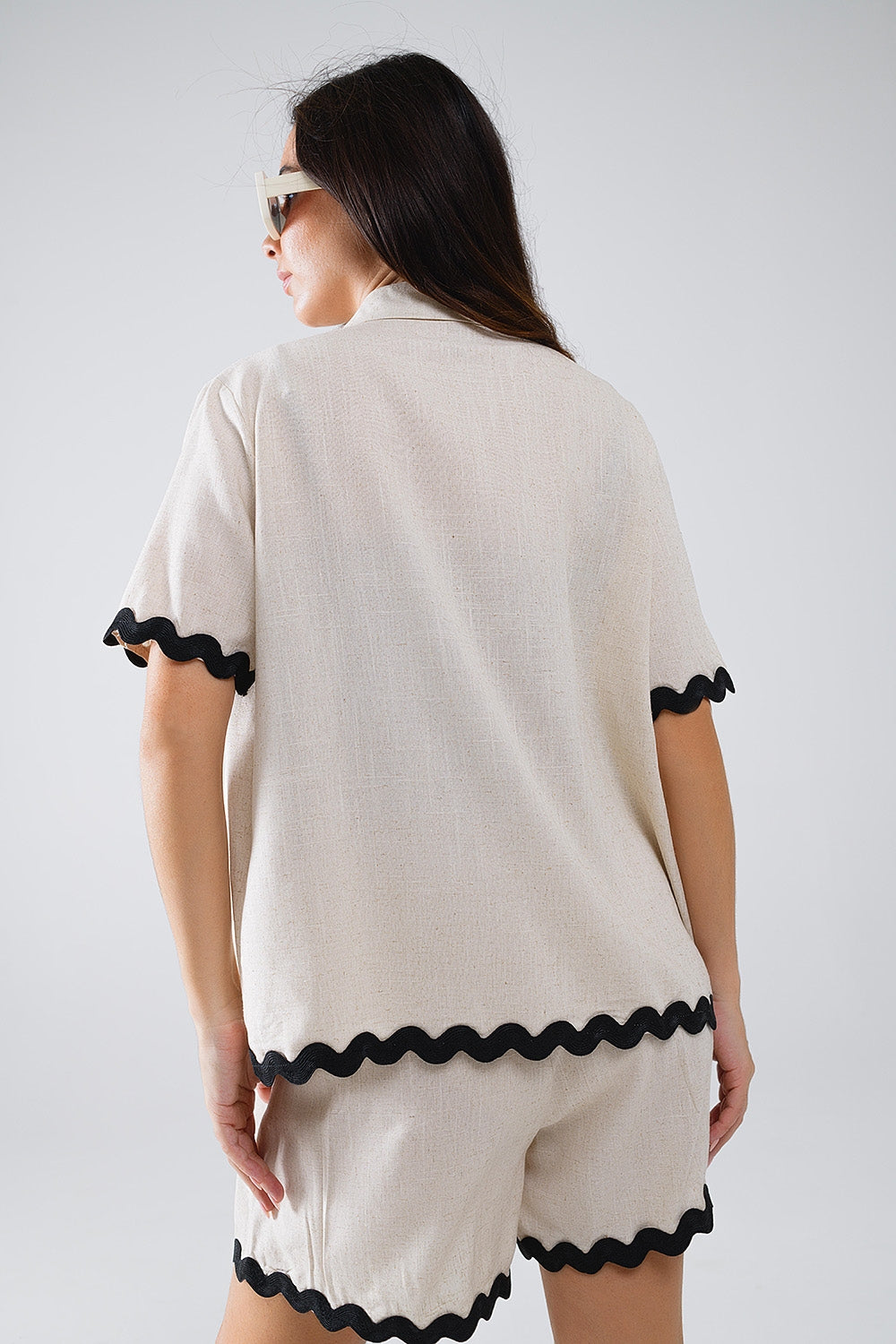 Chemise en lin à bordures festonnées contrastées beige