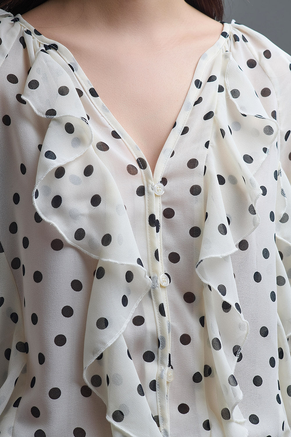 Chemise en mousseline de soie boutonnée à pois avec volants