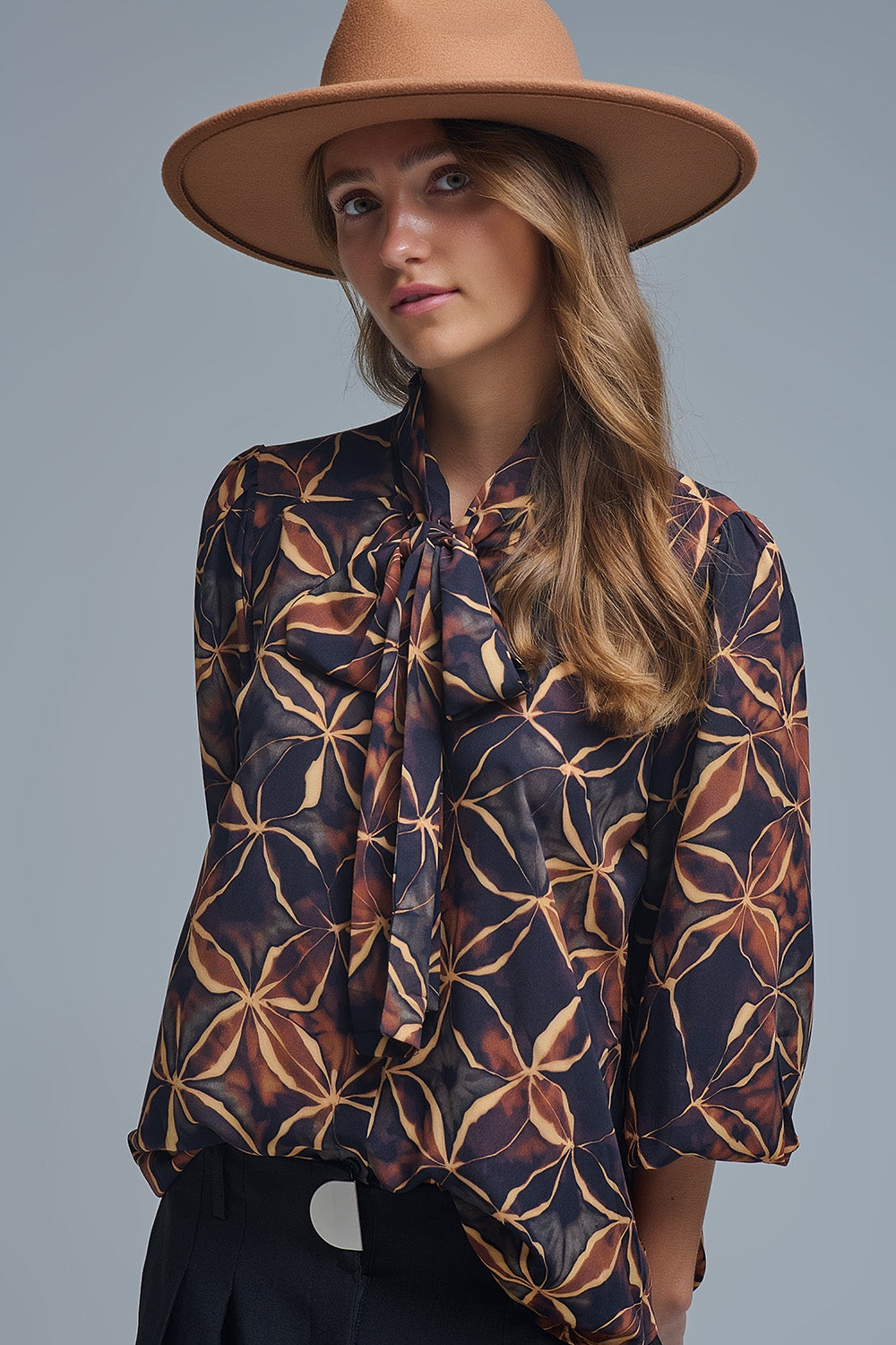 Chemise en mousseline de soie noire à imprimé abstrait et nœud papillon